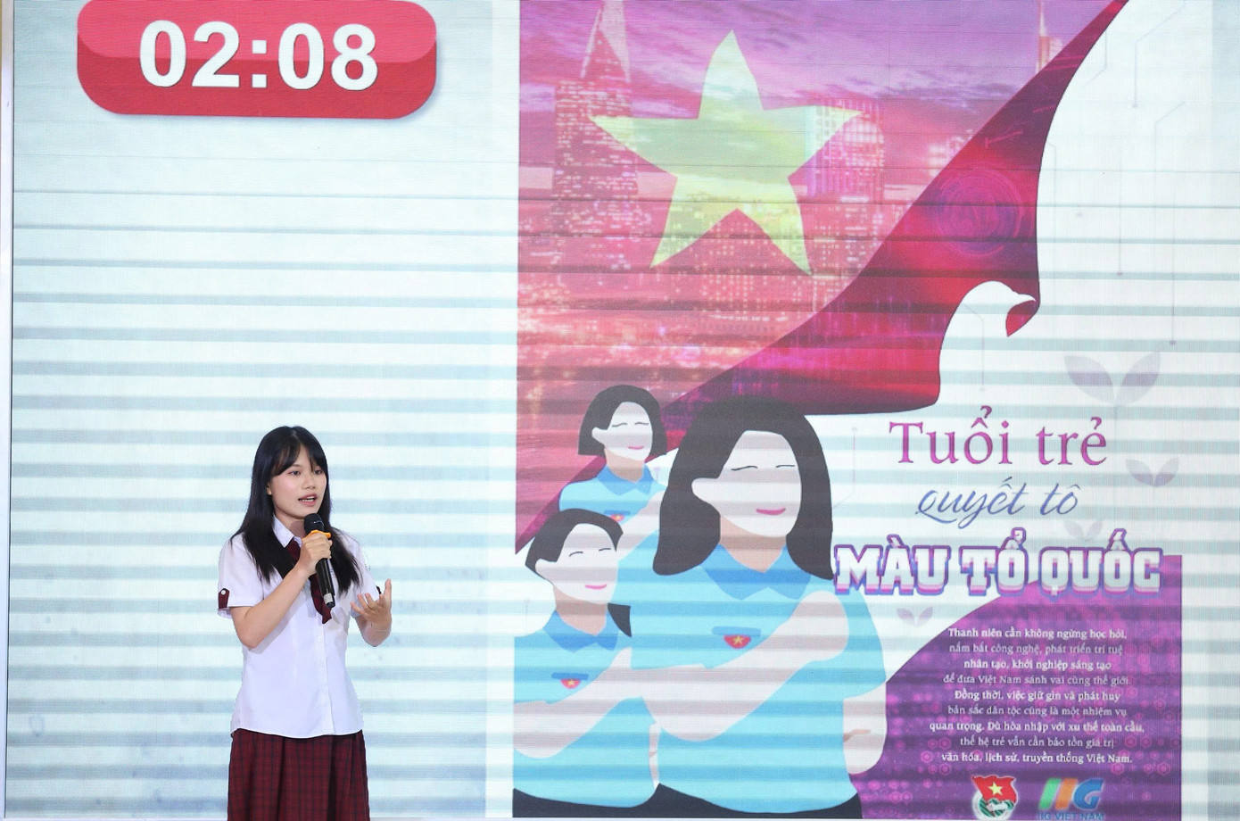 Các bạn trẻ thuyết minh về bài thi thiết kế của mình tại vòng Chung kết. Các bạn trẻ thuyết minh về bài thi thiết kế của mình tại vòng Chung kết.