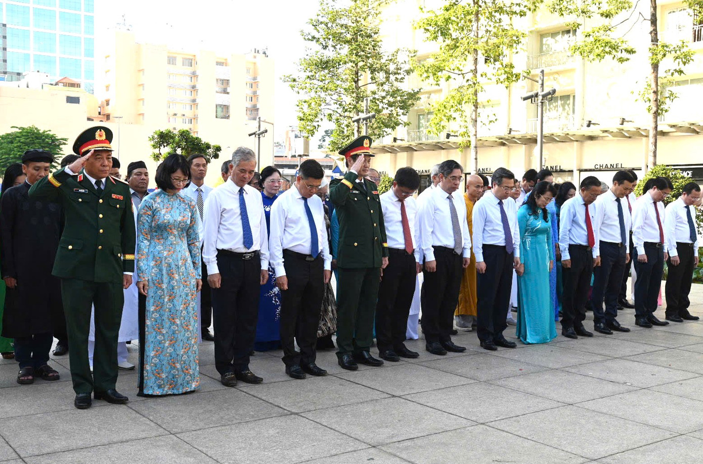 Đoàn dành phút mặc niệm tưởng nhớ công lao to lớn của Chủ tịch Hồ Chí Minh đối với dân tộc Việt Nam. Đoàn dành phút mặc niệm tưởng nhớ công lao to lớn của Chủ tịch Hồ Chí Minh đối với dân tộc Việt Nam.
