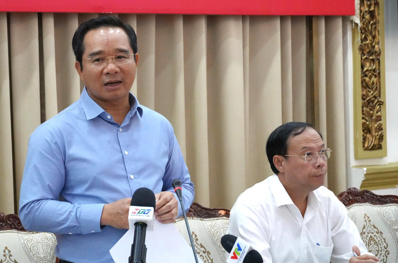 Chủ tịch UBND TPHCM Nguyễn Văn Được trao đổi tại phiên họp. Ảnh: Trung tâm Báo chí TPHCM