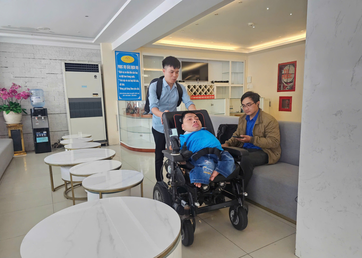 Anh Thân Ngọc Mạnh - Phó Chủ nhiệm Thường trực Câu lạc bộ Thanh niên khuyết tật tỉnh Bắc Giang được đại biểu hỗ trợ di chuyển đến nơi tập kết, nghỉ ngơi trước thềm đại hội chính thức diễn ra vào sáng mai, 17/5.