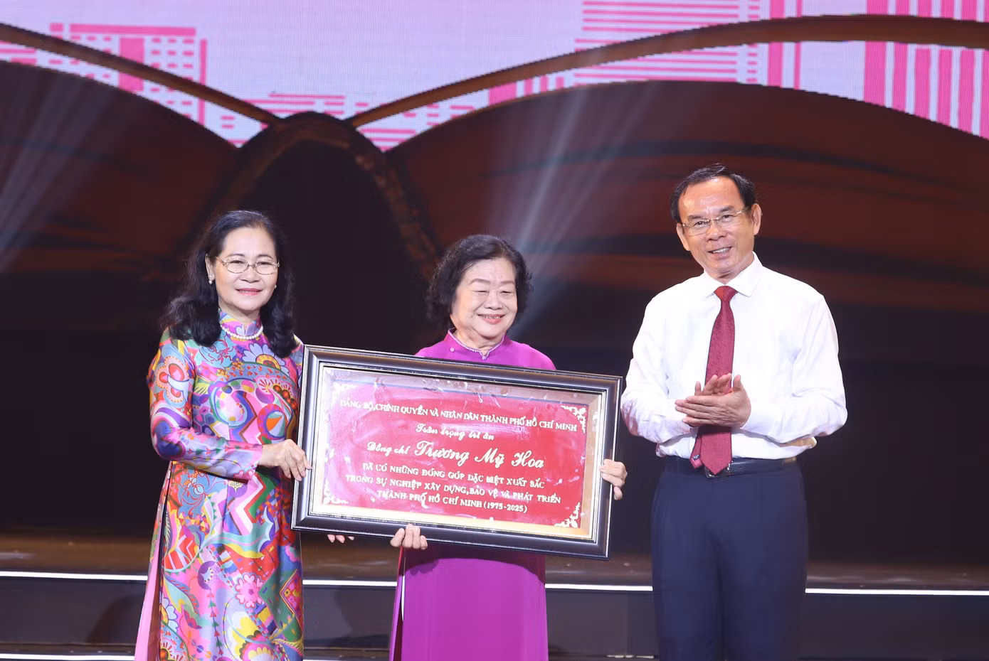 Lãnh đạo TPHCM trao bảng tôn vinh đóng góp tiêu biểu của nguyên Phó Chủ tịch nước Trương Mỹ Hoa.