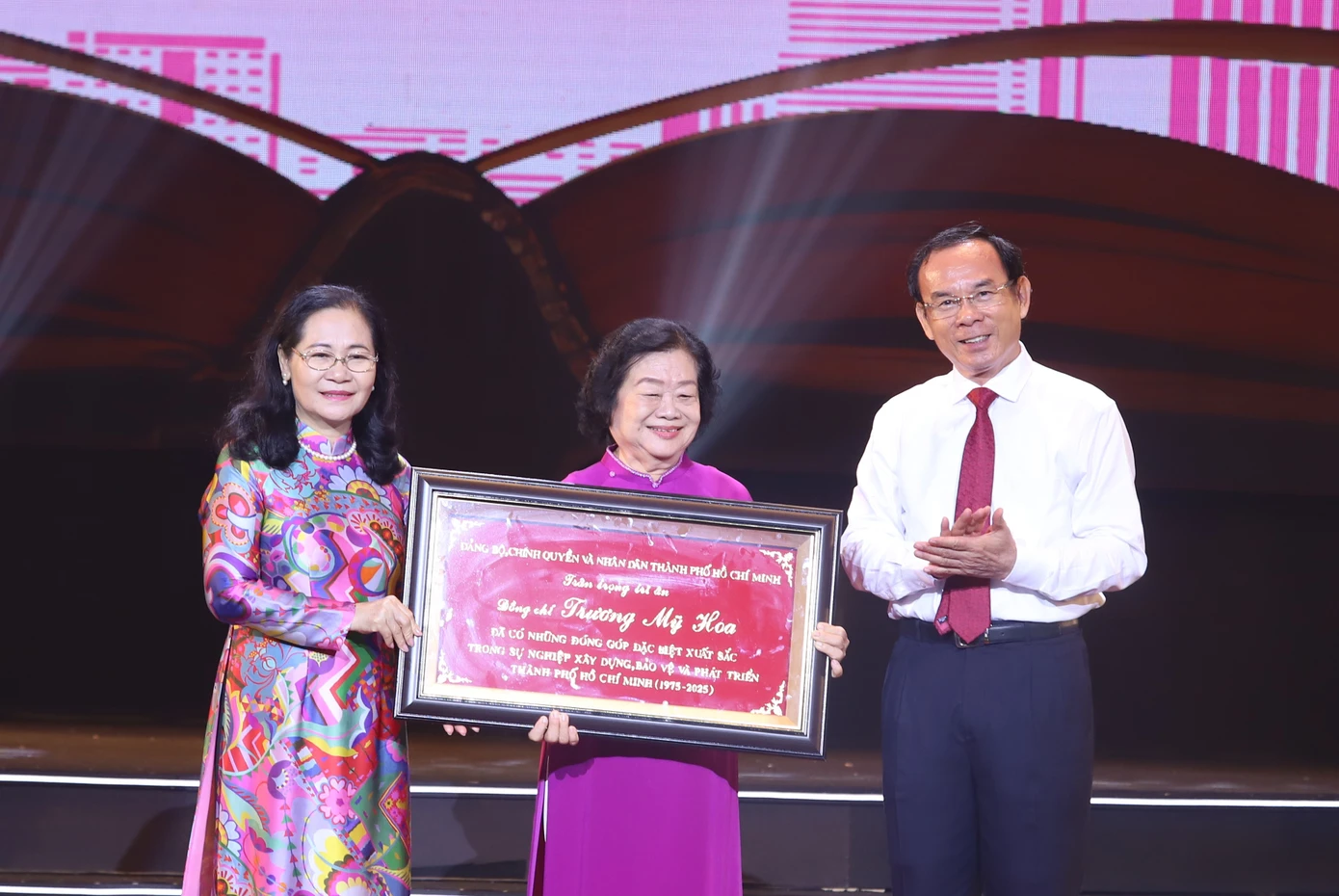 Lãnh đạo TPHCM trao bảng tôn vinh đóng góp tiêu biểu của nguyên Phó Chủ tịch nước Trương Mỹ Hoa.