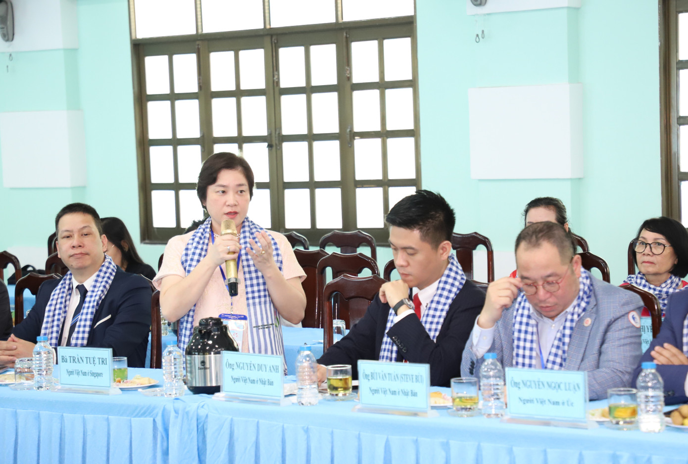 Bà Trần Tuệ Tri trao đổi với lãnh đạo huyện Củ Chi. Bà Trần Tuệ Tri trao đổi với lãnh đạo huyện Củ Chi.