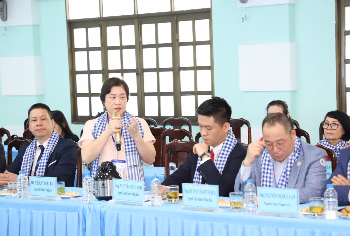 Bà Trần Tuệ Tri trao đổi với lãnh đạo huyện Củ Chi. Bà Trần Tuệ Tri trao đổi với lãnh đạo huyện Củ Chi.