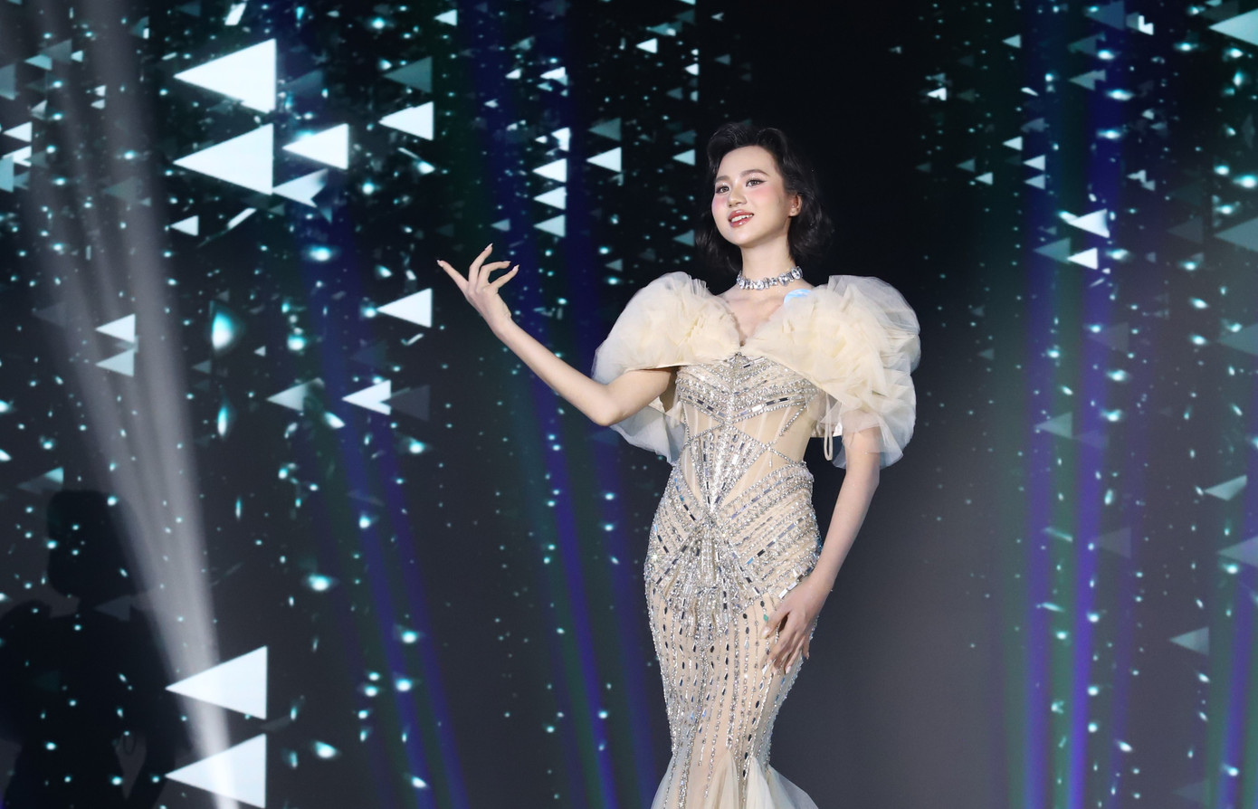 Các cô gái khoe nét đẹp trong phần thi Trang phục dạ hội.