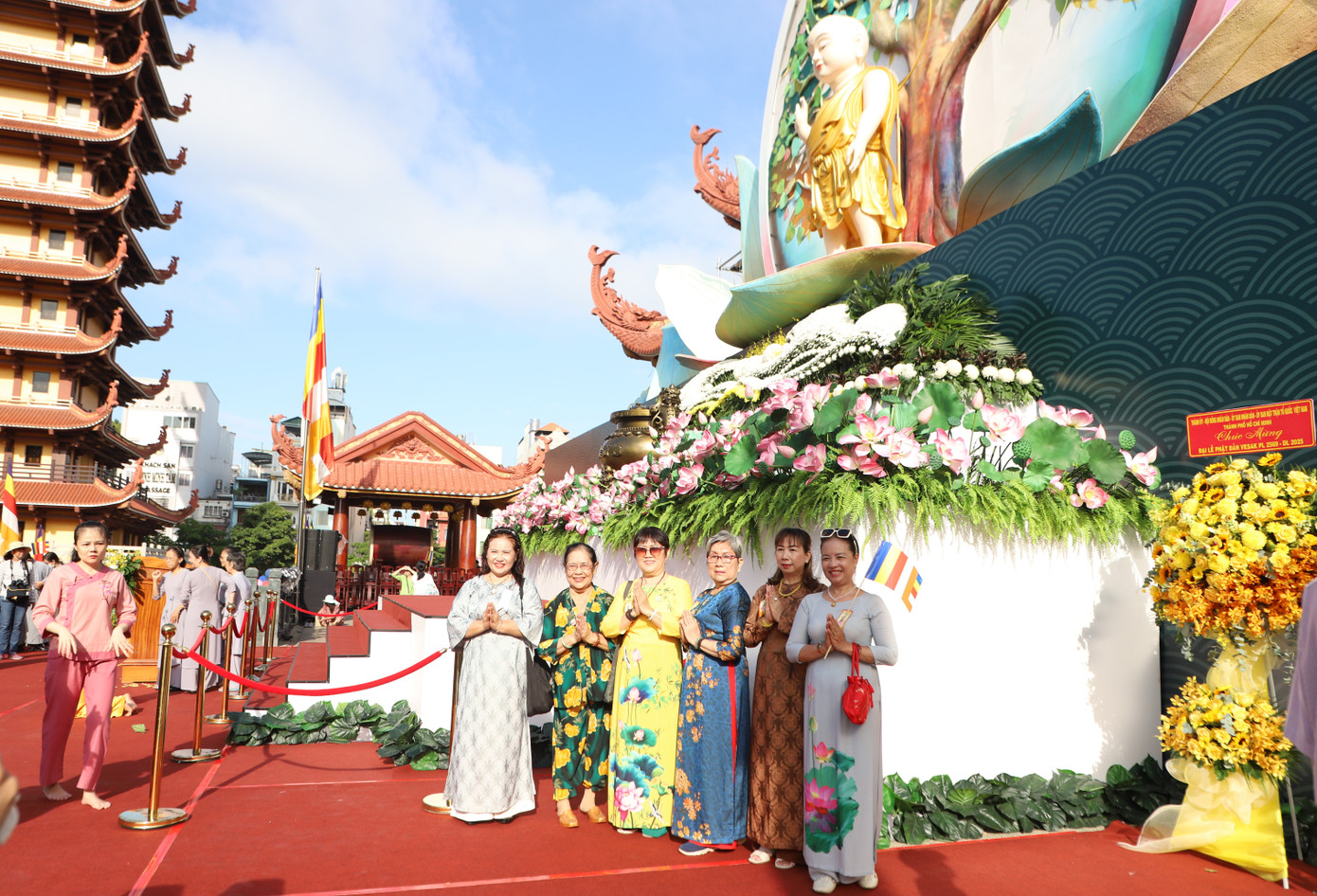 Tại Việt Nam Quốc tự (quận 10), nhiều người dân đến không gian lễ đài Phật đản để đảnh lễ tôn tượng Đức Phật sơ sinh. Bà con phật tử cũng hoan hỷ chiêm bái không gian triển lãm về Bồ tát Thích Quảng Đức, chụp ảnh lưu niệm với tháp Đa Bảo - nơi tôn trí xá lợi trái tim bất diệt của ngài.