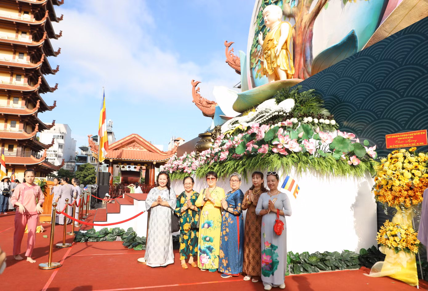 Tại Việt Nam Quốc tự (quận 10), nhiều người dân đến không gian lễ đài Phật đản để đảnh lễ tôn tượng Đức Phật sơ sinh. Bà con phật tử cũng hoan hỷ chiêm bái không gian triển lãm về Bồ tát Thích Quảng Đức, chụp ảnh lưu niệm với tháp Đa Bảo - nơi tôn trí xá lợi trái tim bất diệt của ngài.