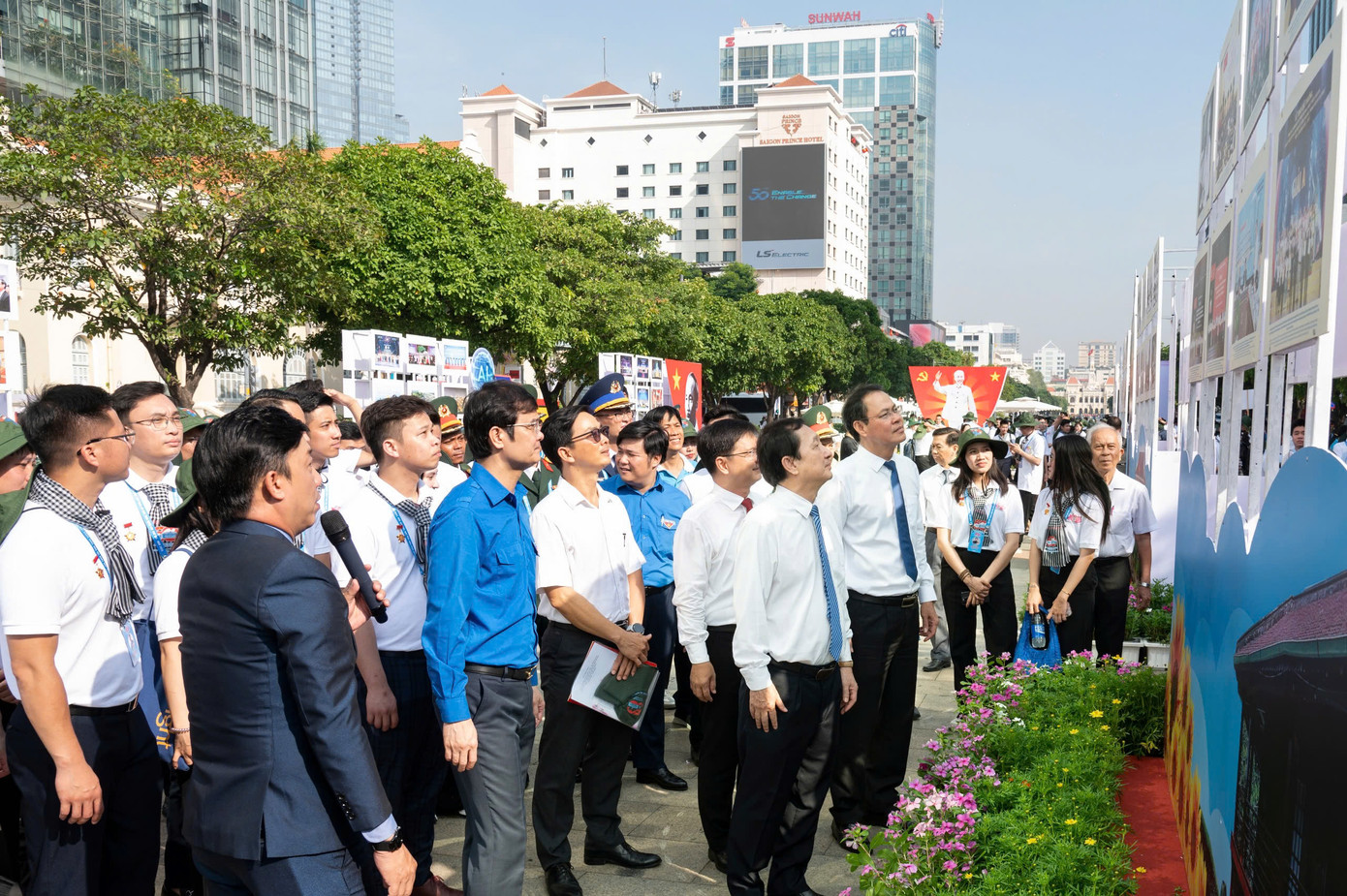Những hình ảnh triển lãm tái hiện quá trình cống hiến vĩ đại của Chủ tịch Hồ Chí Minh, vị cha già của dân tộc Việt Nam. Những hình ảnh triển lãm tái hiện quá trình cống hiến vĩ đại của Chủ tịch Hồ Chí Minh, vị cha già của dân tộc Việt Nam.