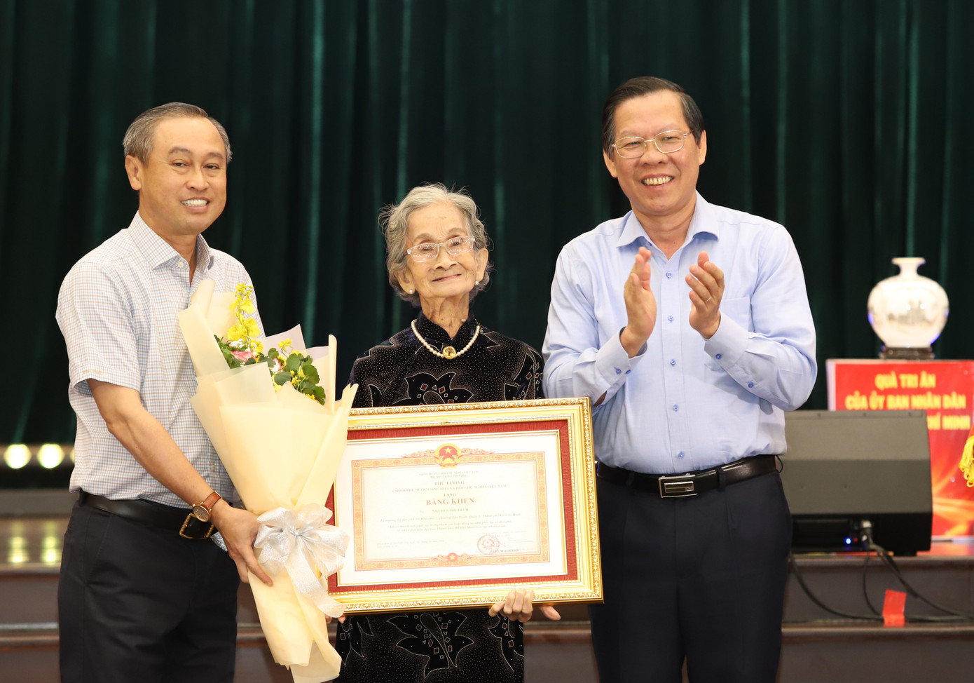 Chủ tịch UBND TPHCM Phan Văn Mãi và Phó Chủ tịch HĐND TPHCM Huỳnh Thanh Nhân trao Bằng khen của Thủ tướng Chính phủ tặng các cá nhân đóng góp tích cực cho hoạt động khu phố, ấp trong nhiều năm qua. Ảnh: Ngô Tùng