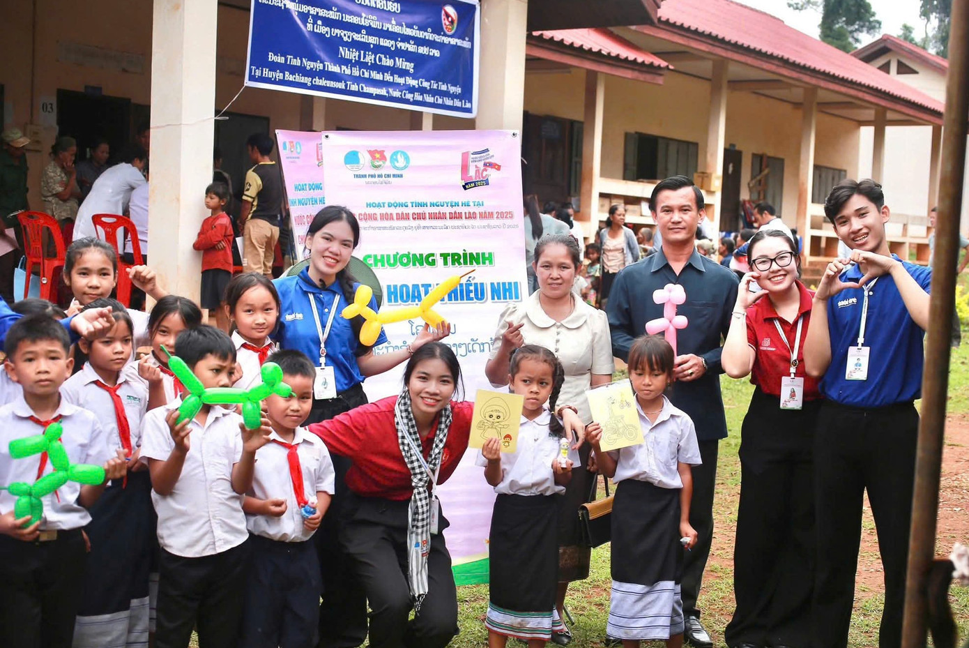 Cô bạn hăng hái góp sức trẻ trong các hoạt động tình nguyện hè tại nước bạn Lào. Cô bạn hăng hái góp sức trẻ trong các hoạt động tình nguyện hè tại nước bạn Lào.