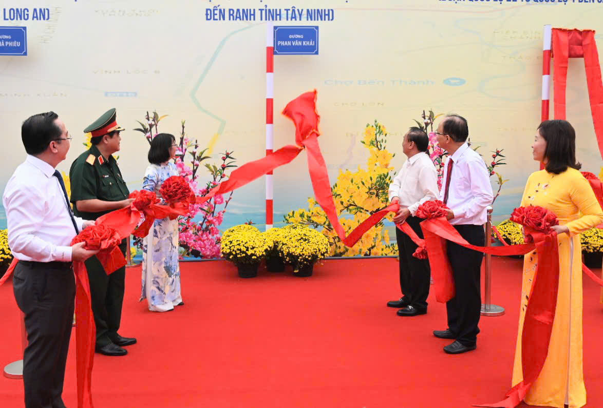 Lãnh đạo TPHCM và các sở, ban ngành thực hiện nghi thức công bố đặt tên đường. Ảnh: Quốc Thanh