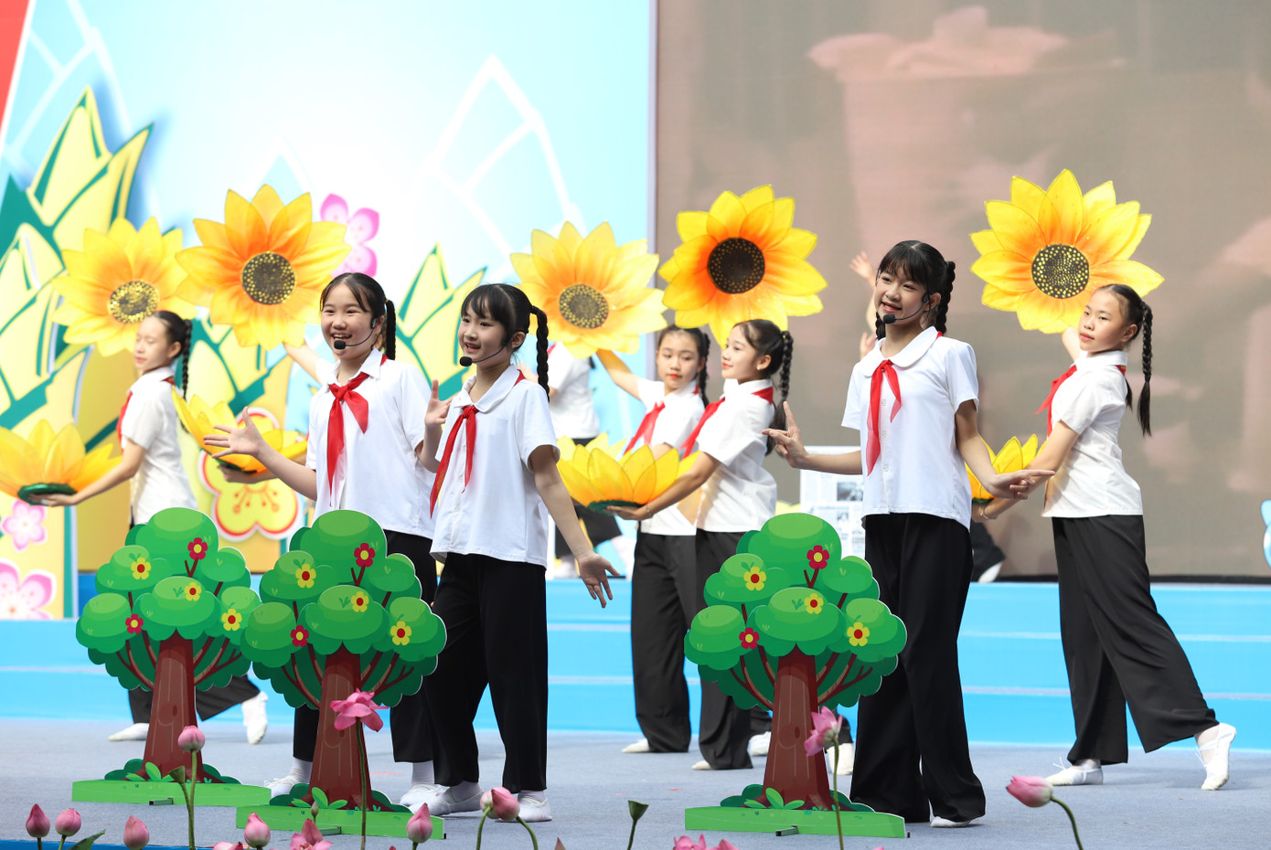 Các tiết mục đặc sắc do các em thiếu nhi tham gia biểu diễn. Các tiết mục đặc sắc do các em thiếu nhi tham gia biểu diễn.