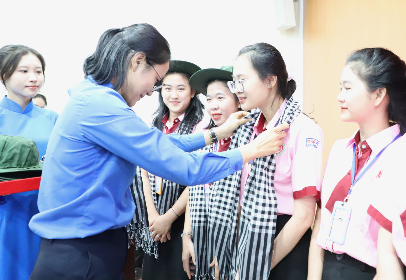 Lãnh đạo Thành Đoàn, Hội SVVN TPHCM tặng quà động viên các bạn sinh viên tham gia kỳ thực tập năm năm học 2024 – 2025.