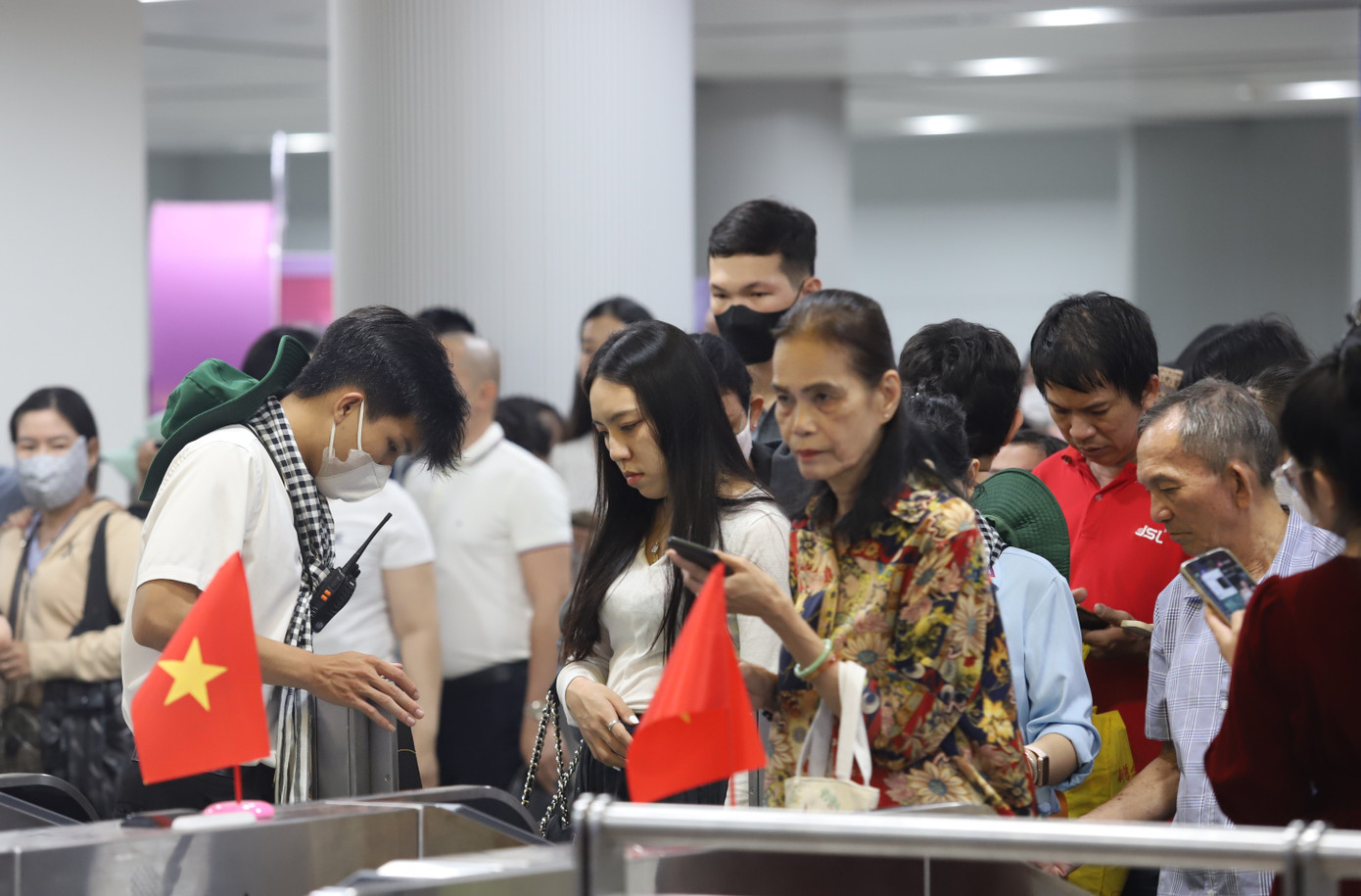 Lá cờ Tổ quốc cũng xuất hiện nhiều nơi trong các khu vực nhà ga của tuyến metro.