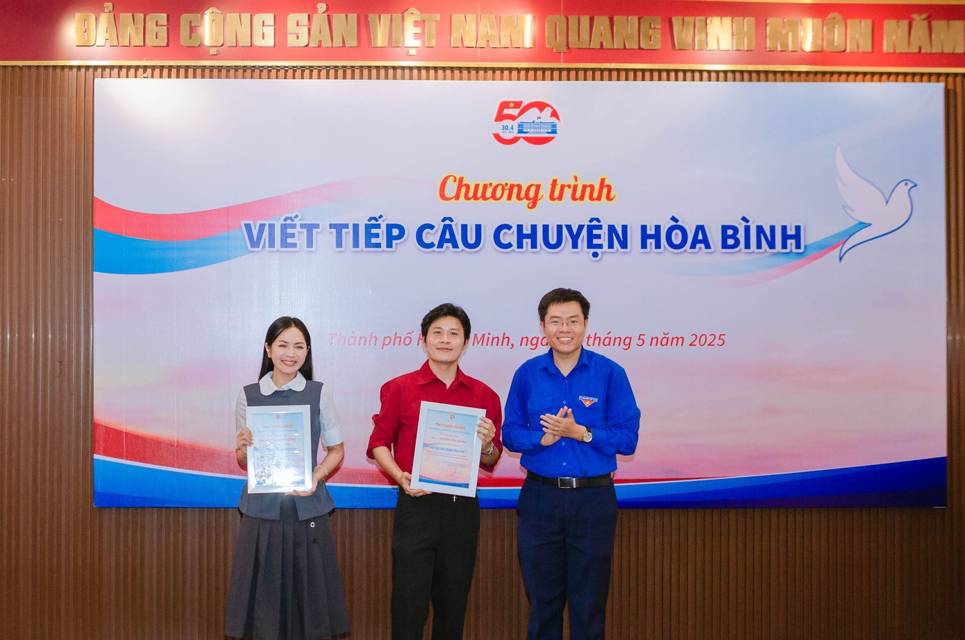 Anh Nguyễn Đăng Khoa trao thư chúc mừng hai ca, nhạc sĩ. Anh Nguyễn Đăng Khoa trao thư chúc mừng hai ca, nhạc sĩ.