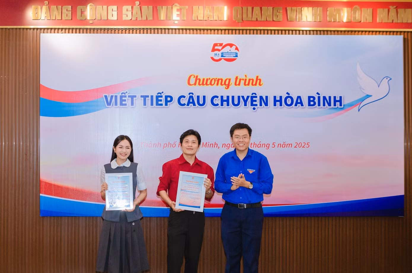 Anh Nguyễn Đăng Khoa trao thư chúc mừng hai ca, nhạc sĩ.