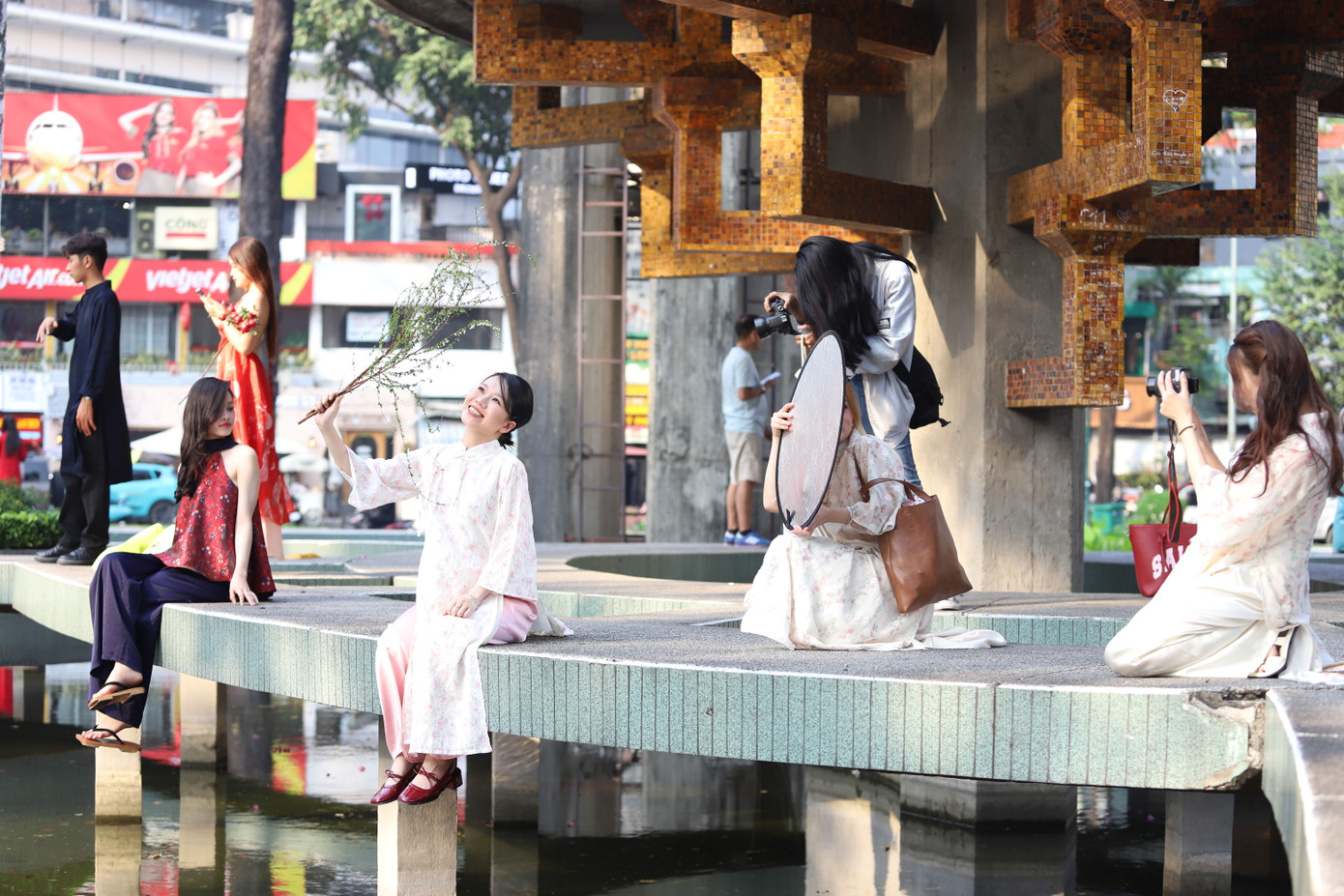 Luôn là điểm đến cuốn hút mỗi dịp lễ, Tết, hồ Con Rùa (quận 3) những ngày qua đón rất đông các nam thanh nữ tú đến đây "check-in".