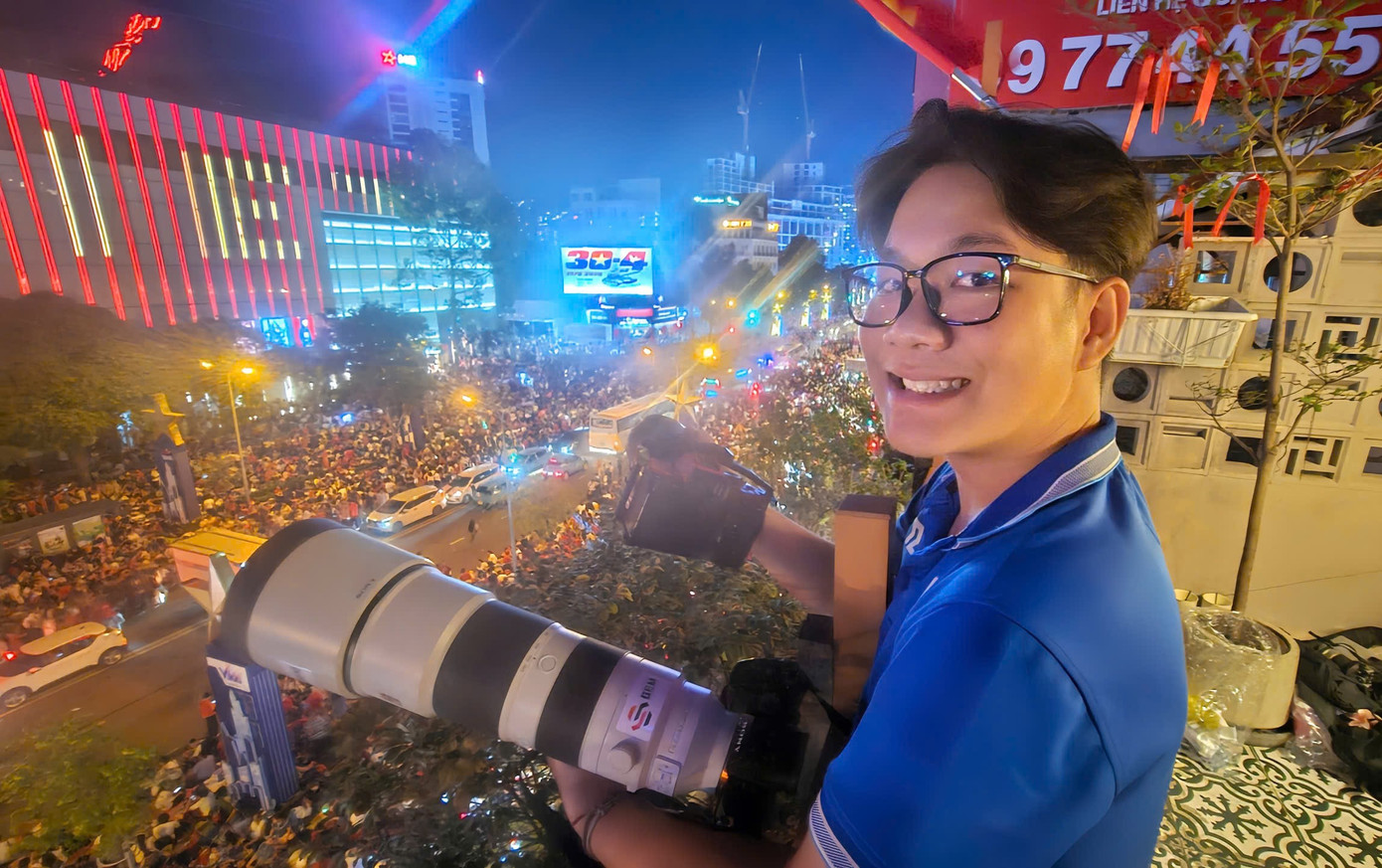 Chàng sinh viên năng động trực tiếp tác nghiệp tại sự kiện kỷ niệm 50 năm Ngày Giải phóng miền Nam, thống nhất đất nước. Chàng sinh viên năng động trực tiếp tác nghiệp tại sự kiện kỷ niệm 50 năm Ngày Giải phóng miền Nam, thống nhất đất nước.