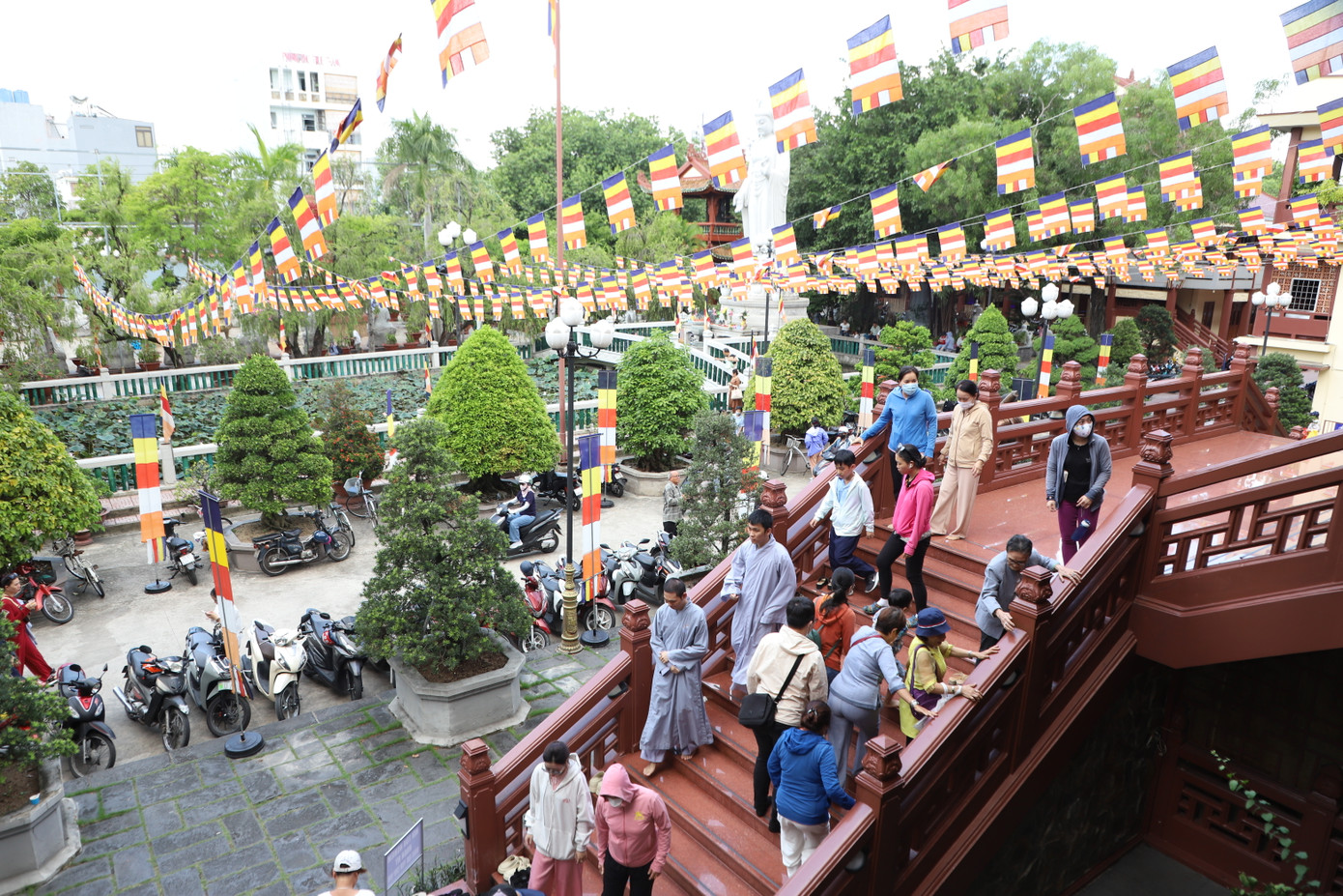 Tại chùa Huệ Nghiêm (quận 6), trong ngày lễ Phật đản, rất đông người dân đến đây lễ Phật và thực hành các nghi lễ truyền thống của Phật giáo.