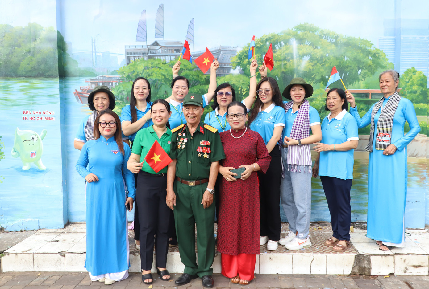 Bác Lê Minh Phúc (nguyên chiến sĩ Đoàn 232, Sư đoàn 8, Quân khu 8 - nay là Quân khu 9) cùng người thân, thế hệ trẻ phấn khởi đến dự buổi ra mắt công trình. Người cựu chiến binh này từng tham gia Chiến dịch Hồ Chí Minh, đánh chiếm cơ sở địch trong ngày 30/4/1975.