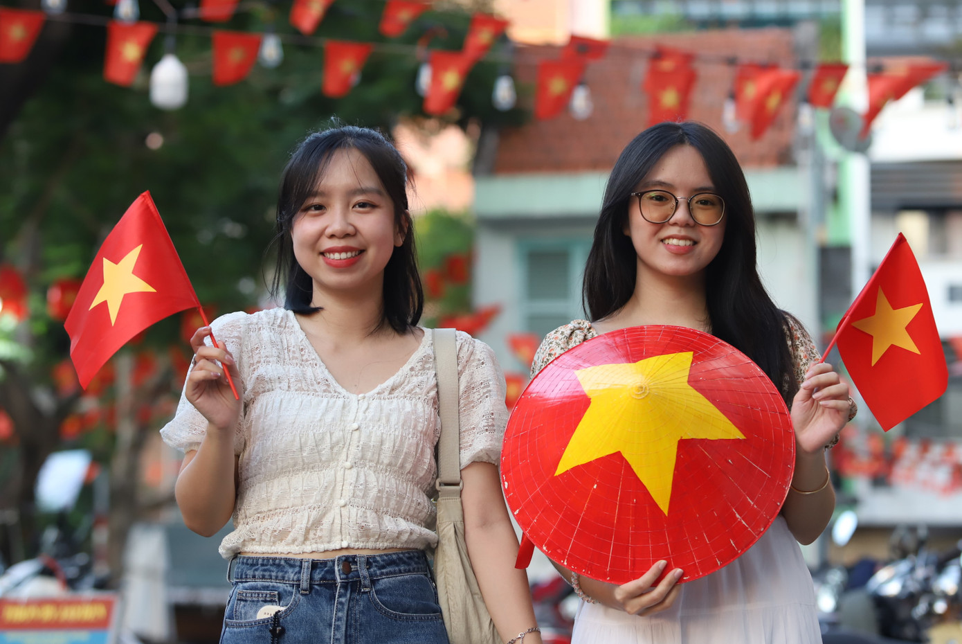 Hai bạn trẻ Cát Anh (bên trái) và Bảo Khanh đến đây chụp hình và hòa vào không khí tưng bừng kỷ niệm 50 năm ngày nước nhà thống nhất. Hai bạn trẻ cho biết trước đó cũng đã đi xem hợp luyện diễu binh, diễu hành chuẩn bị cho đại lễ 30/4, xem bắn pháo hoa, bắn đại bác… Hai bạn trẻ Cát Anh (bên trái) và Bảo Khanh đến đây chụp hình và hòa vào không khí tưng bừng kỷ niệm 50 năm ngày nước nhà thống nhất. Hai bạn trẻ cho biết trước đó cũng đã đi xem hợp luyện diễu binh, diễu hành chuẩn bị cho đại lễ 30/4, xem bắn pháo hoa, bắn đại bác…