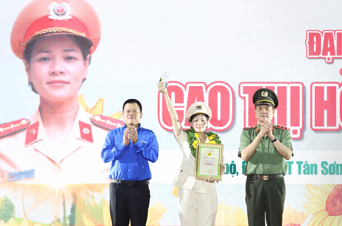 Trung tướng Lê Hồng Nam cùng anh Nguyễn Hải Nam - Phó Chánh Văn phòng Trung ương Đoàn trao khen thưởng cho các gương điển hình trong lực lượng CATP. Ảnh: Ngô Tùng Trung tướng Lê Hồng Nam cùng anh Nguyễn Hải Nam - Phó Chánh Văn phòng Trung ương Đoàn trao khen thưởng cho các gương điển hình trong lực lượng CATP. Ảnh: Ngô Tùng