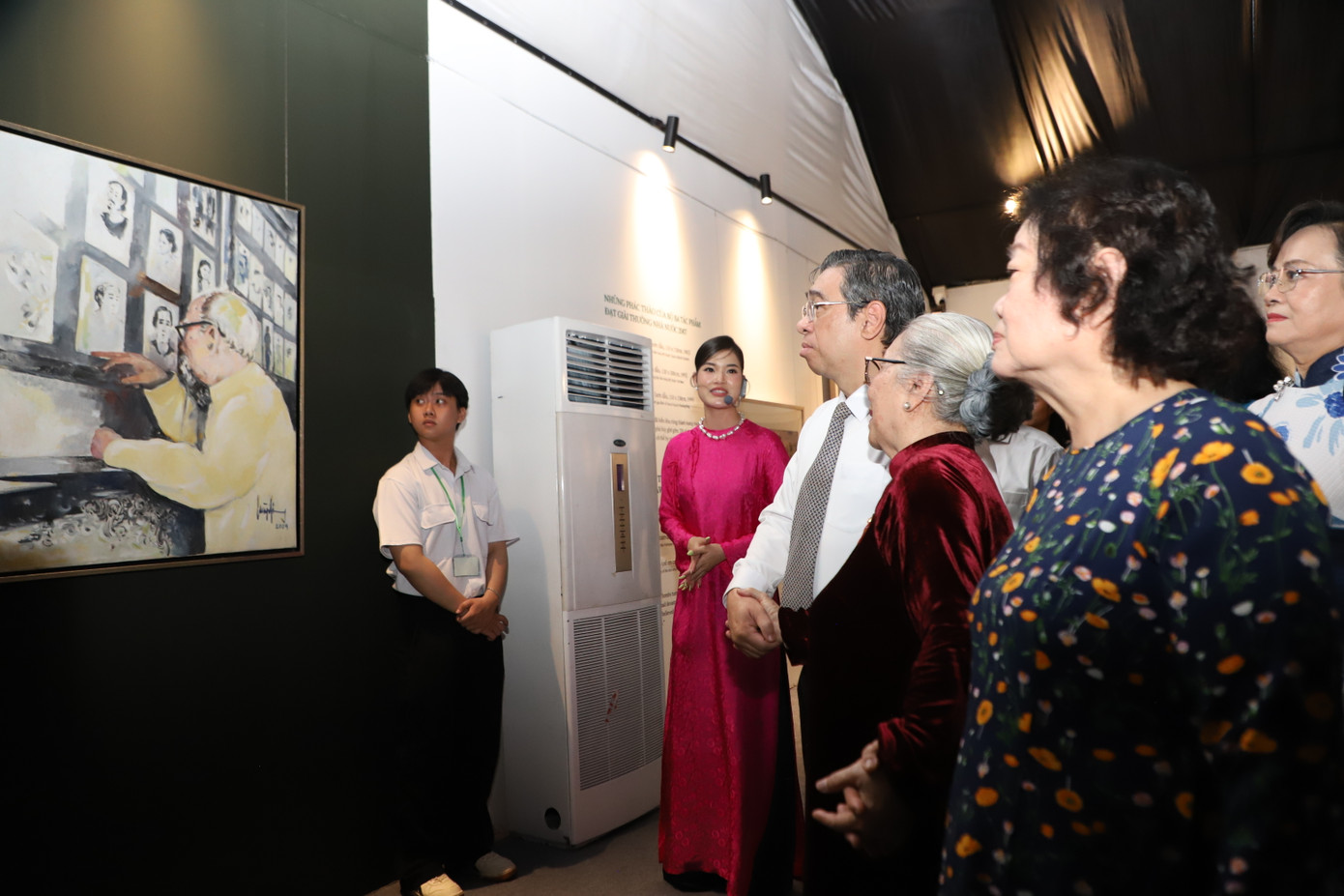 Hoạ sĩ Huỳnh Phương Đông từng kể khi tranh được gửi ra miền Bắc để triển lãm, Bác Hồ rất xúc động khi xem tranh. Bác xem rất kỹ, Bác cúi người, ghé sát mắt đọc từng dòng lưu bút trên tranh. Từ bức ảnh Bác Hồ đang xem tranh ký họa chân dung của họa sĩ Huỳnh Phương Đông, do nhiếp ảnh gia Đinh Đăng Định chụp, năm 2009, họa sĩ Huỳnh Phương Đông đã vẽ lại bức ảnh này, chuyển thể từ ảnh sang tranh sơn dầu. Trong ảnh là nguyên lãnh đạo Đảng, Nhà nước, lãnh đạo TPHCM cùng bà Lê Thị Thu (người bạn đời của cố họa sĩ Huỳnh Phương Đông) xem bức vẽ ghi lại khoảnh khắc Bác Hồ đang xem tranh ký họa của tác giả Huỳnh Phương Đông. Hoạ sĩ Huỳnh Phương Đông từng kể khi tranh được gửi ra miền Bắc để triển lãm, Bác Hồ rất xúc động khi xem tranh. Bác xem rất kỹ, Bác cúi người, ghé sát mắt đọc từng dòng lưu bút trên tranh. Từ bức ảnh Bác Hồ đang xem tranh ký họa chân dung của họa sĩ Huỳnh Phương Đông, do nhiếp ảnh gia Đinh Đăng Định chụp, năm 2009, họa sĩ Huỳnh Phương Đông đã vẽ lại bức ảnh này, chuyển thể từ ảnh sang tranh sơn dầu. Trong ảnh là nguyên lãnh đạo Đảng, Nhà nước, lãnh đạo TPHCM cùng bà Lê Thị Thu (người bạn đời của cố họa sĩ Huỳnh Phương Đông) xem bức vẽ ghi lại khoảnh khắc Bác Hồ đang xem tranh ký họa của tác giả Huỳnh Phương Đông.