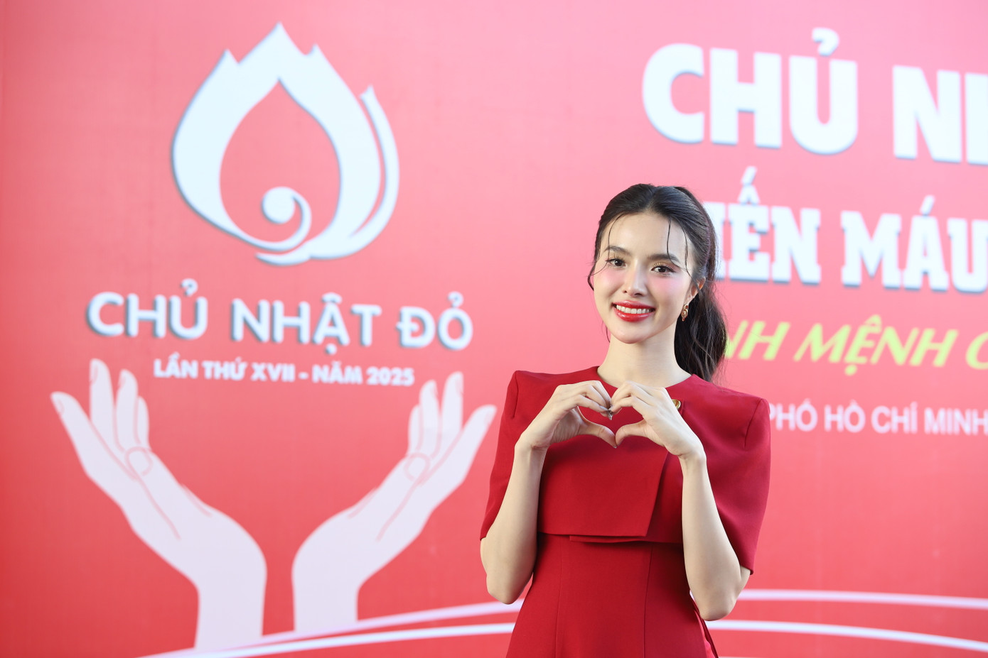 Á hậu Hạnh Nguyên khoe vẻ tươi trẻ, rạng ngời tại sự kiện. Chia sẻ trước đó với Tiền Phong, nàng hậu cho biết bản thân từng hiến máu và nhận thấy nhiều lợi ích, ý nghĩa của việc hiến máu. Cô mong được lan tỏa trải nghiệm của một người từng hiến máu, không chỉ giúp đỡ người bệnh mà còn góp phần chăm sóc sức khỏe cho bản thân. "Qua việc làm này, chúng ta ý thức tập luyện thể dục thể thao, nâng cao sức khỏe để có thể giúp đỡ, hỗ trợ mọi người khi cần thiết" - nàng hậu sinh năm 1997 nói.