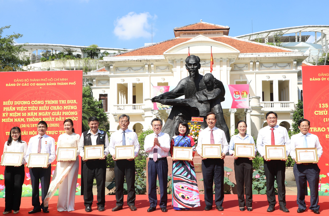 Lãnh đạo Thành ủy, Ban Tuyên giáo và Dân vận Thành ủy TPHCM trao thưởng các đơn vị có công trình thi đua tiêu biểu chào mừng kỷ niệm 50 năm Ngày Giải phóng miền Nam, thống nhất đất nước. Ảnh: Ngô Tùng Lãnh đạo Thành ủy, Ban Tuyên giáo và Dân vận Thành ủy TPHCM trao thưởng các đơn vị có công trình thi đua tiêu biểu chào mừng kỷ niệm 50 năm Ngày Giải phóng miền Nam, thống nhất đất nước. Ảnh: Ngô Tùng