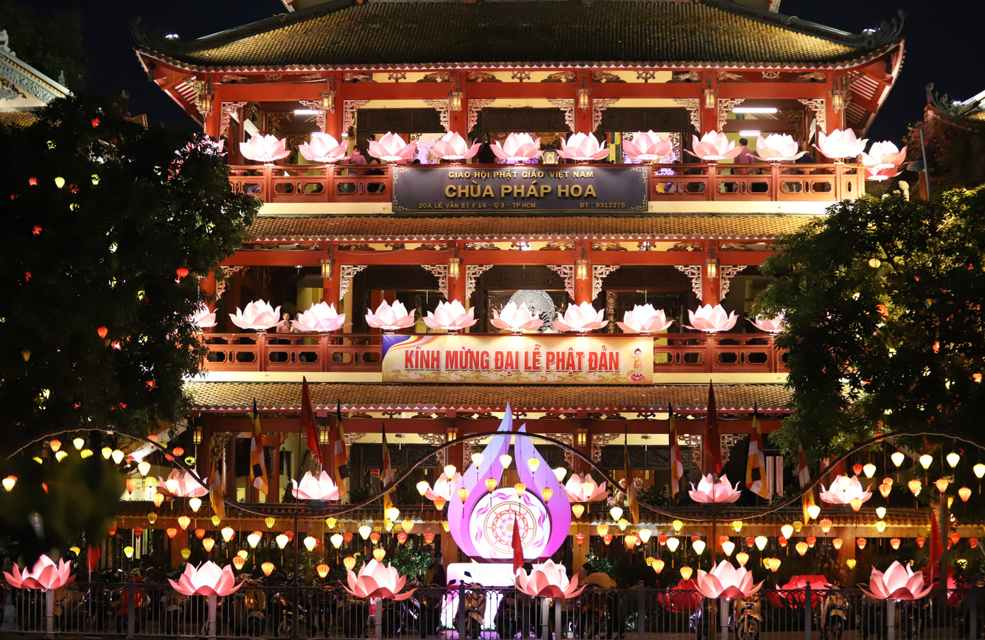Trước thềm Đại lễ Phật đản, chùa Pháp Hoa (quận 3) cũng đã thiết trí trang trọng, đặc sắc không gian xung quanh nhà chùa.