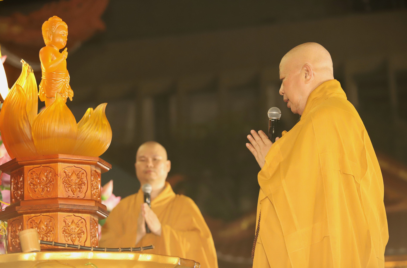 Hòa thượng Thích Lệ Trang - Phó chủ tịch Hội đồng Trị sự Giáo hội Phật giáo Việt Nam, Trưởng ban Trị sự Giáo hội Phật giáo Việt Nam TPHCM - cử hành nghi lễ mộc dục (tắm Phật). Sau đó, chư tôn đức cùng tham gia lễ tắm Phật truyền thống, chào mừng Đại lễ Phật đản.