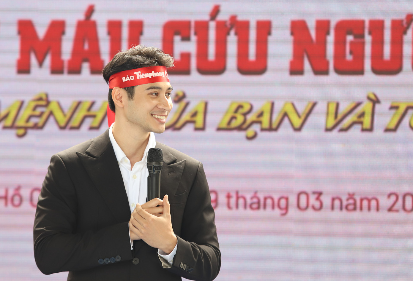 Trong bầu không khí cuồng nhiệt của sức trẻ tại sự kiện Chủ Nhật Đỏ, Nam vương Tuấn Ngọc cho rằng chính môi trường năng động như vậy sẽ tạo ra cho mình những hoạt động bổ ích, hỗ trợ cộng đồng. &quot;Ngọc rất vui được góp một phần nhỏ lan tỏa những điều tích cực đến cộng đồng. Mong rằng sau sự kiện sẽ có thật nhiều hơn nữa các bệnh nhân được cứu chữa kịp thời&quot;, chàng trai chia sẻ, đồng thời cho biết đây là vinh dự lớn của anh trong lần đầu đến với Trường Đại học Văn Hiến tham gia chương trình Chủ Nhật Đỏ của báo Tiền Phong.