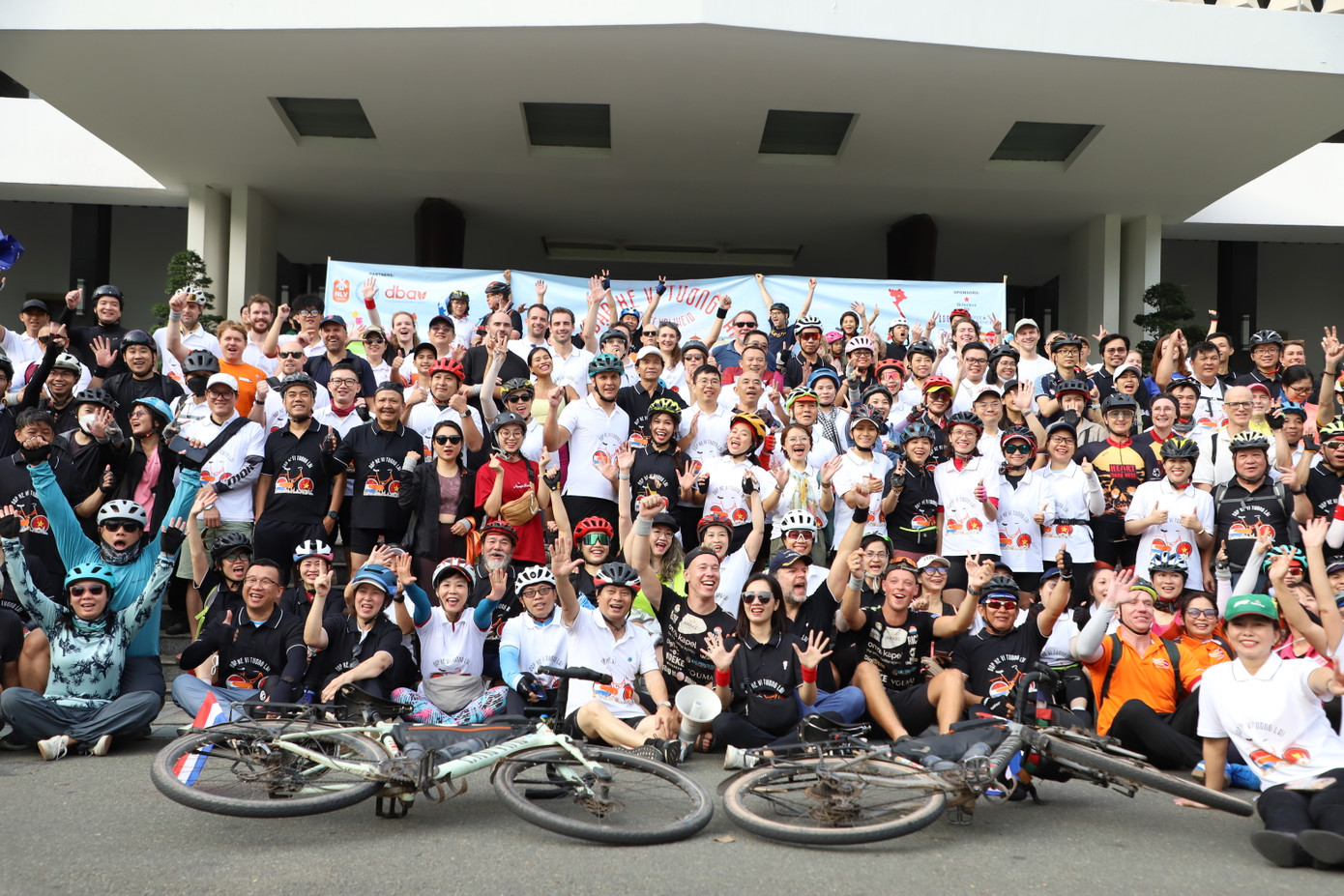 Đoàn dừng chân và lưu lại kỷ niệm tại Dinh Thống Nhất.