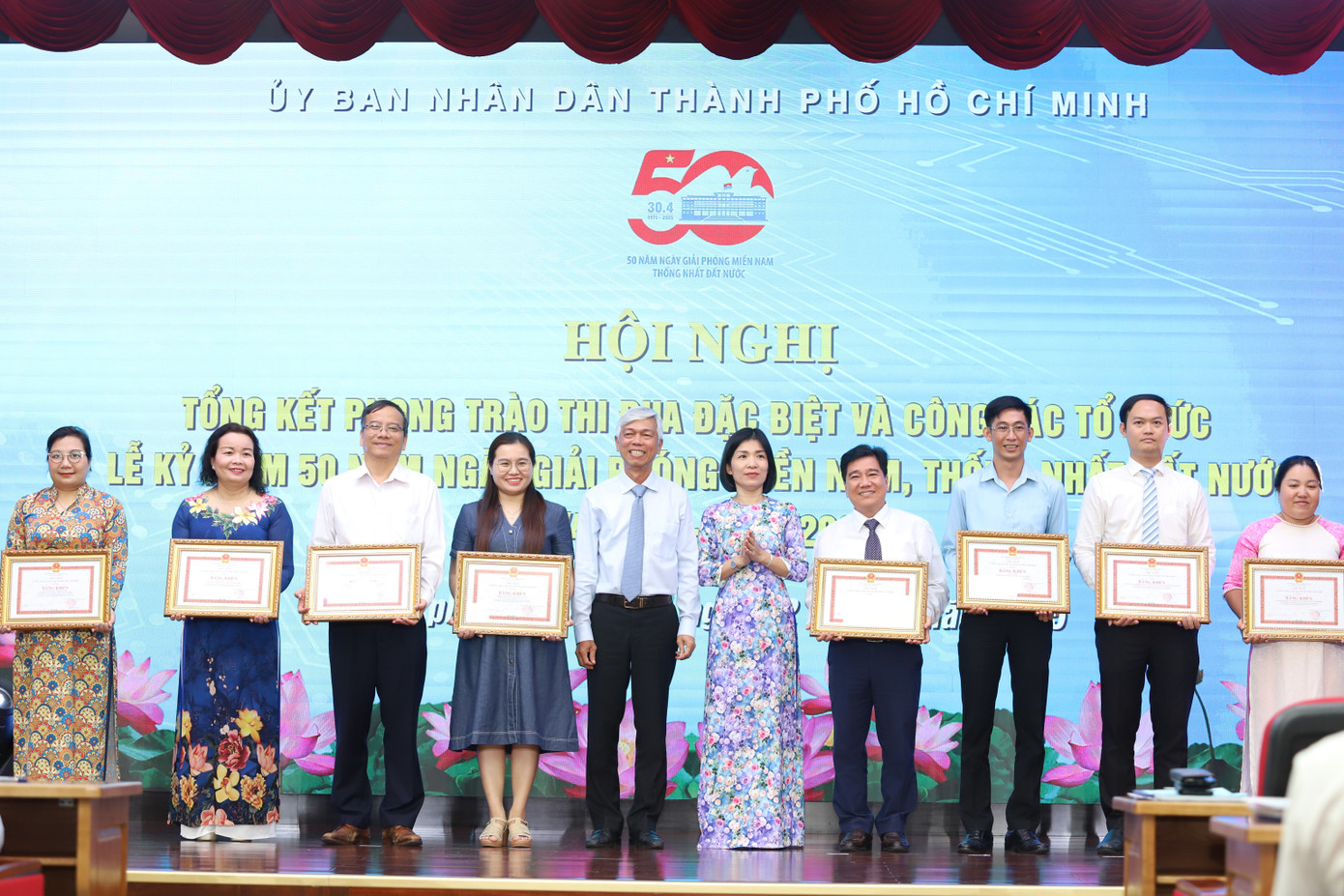 Phó Chủ tịch UBND TPHCM Võ Văn Hoan trao bằng khen cho các đơn vị có những đóng góp tiêu biểu.