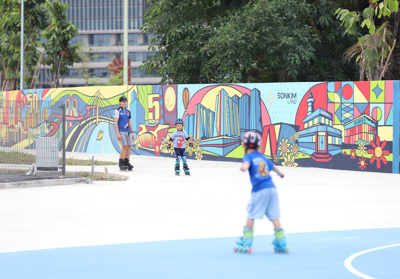 Các bạn nhỏ vui chơi trong khuôn viên Công viên Sáng tạo.