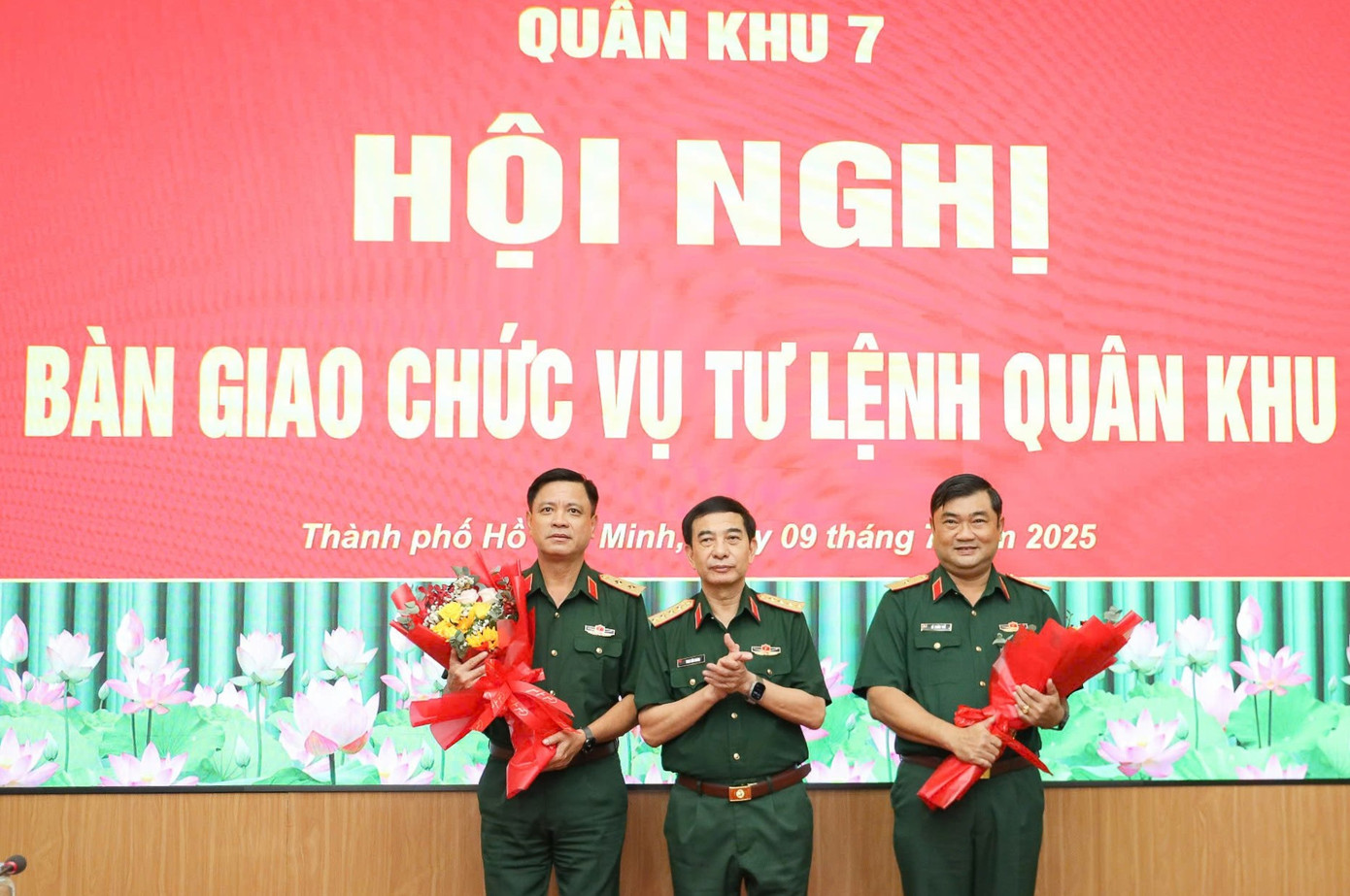 Đại tướng Phan Văn Giang trao hoa chúc mừng Trung tướng Nguyễn Trường Thắng - tân Thứ trưởng Bộ Quốc phòng và Thiếu tướng Lê Xuân Thế - tân Tư lệnh Quân khu 7.