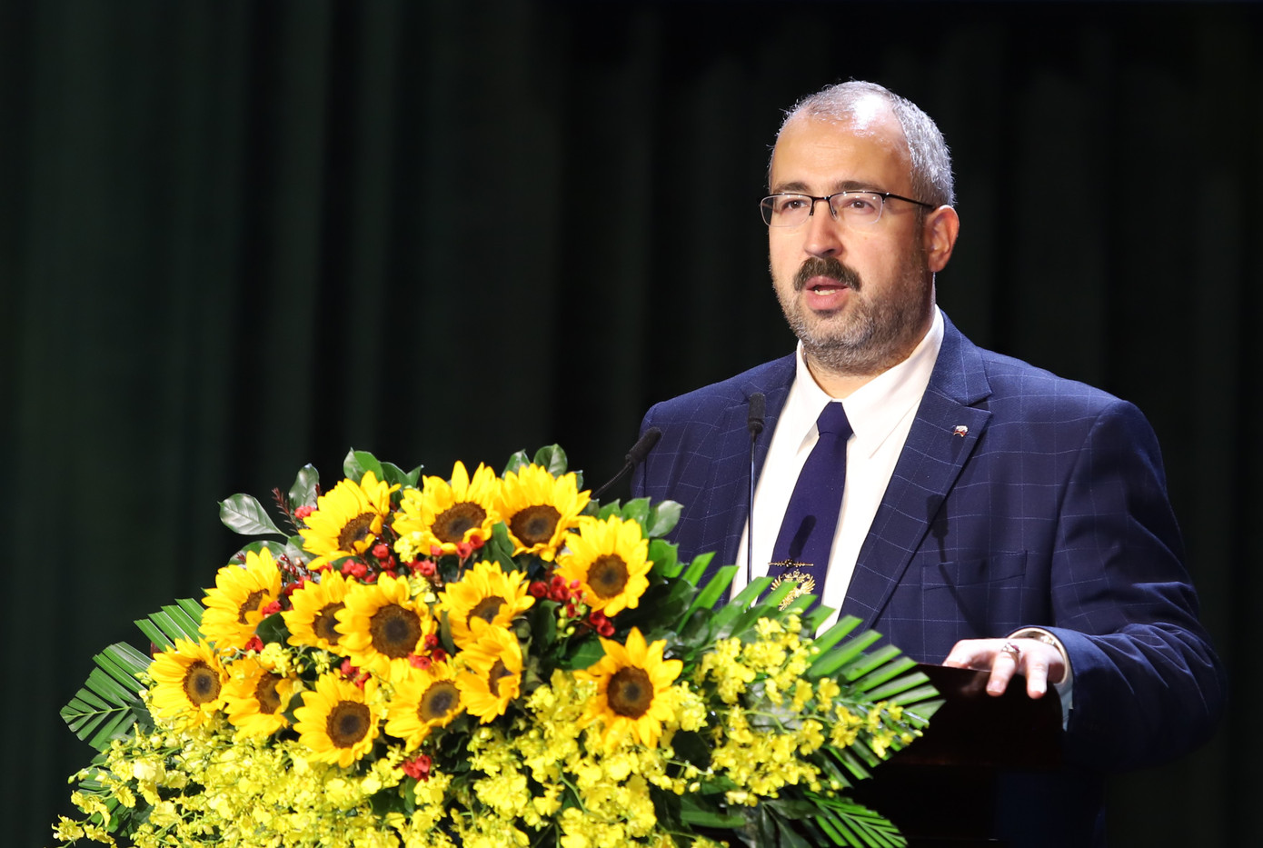 Ông Sadykov Timur Sirozhevich phát biểu tại buổi lễ kỷ niệm.