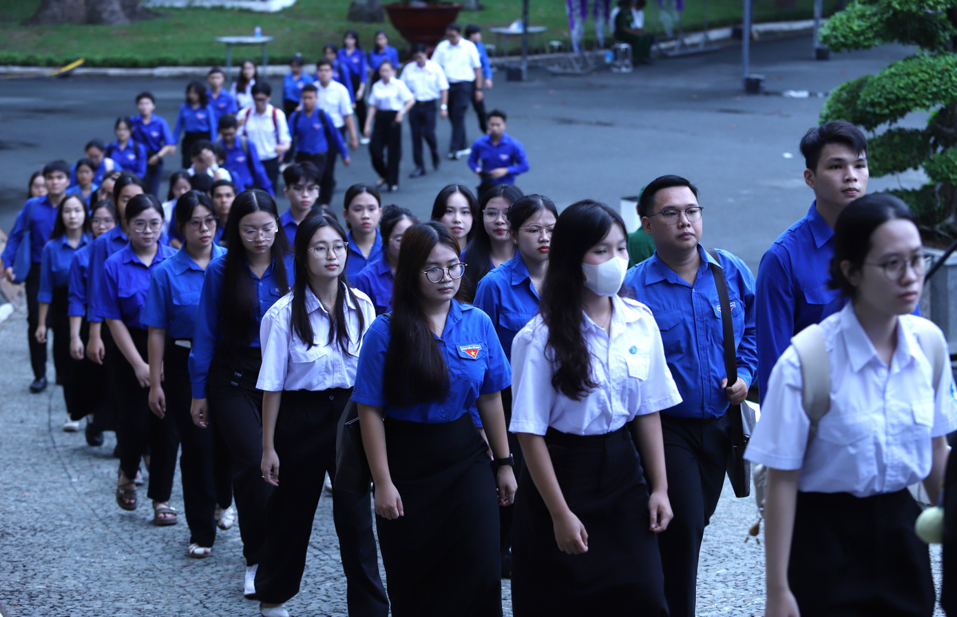 Các bạn cán bộ Đoàn, đoàn viên thanh niên, sinh viên Học viện Cán bộ TPHCM đến viếng nguyên Chủ tịch nước Trần Đức Lương. Ảnh: Ngô Tùng Các bạn cán bộ Đoàn, đoàn viên thanh niên, sinh viên Học viện Cán bộ TPHCM đến viếng nguyên Chủ tịch nước Trần Đức Lương. Ảnh: Ngô Tùng