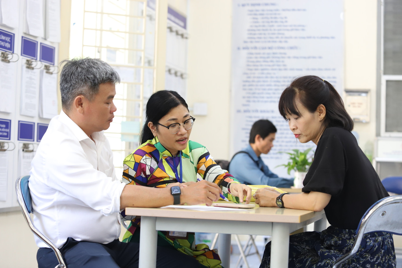 Cán bộ Sở Văn hóa và Thể thao TPHCM giải quyết hồ sơ, thủ tục của người dân, doanh nghiệp. Ảnh: Ngô Tùng Cán bộ Sở Văn hóa và Thể thao TPHCM giải quyết hồ sơ, thủ tục của người dân, doanh nghiệp. Ảnh: Ngô Tùng