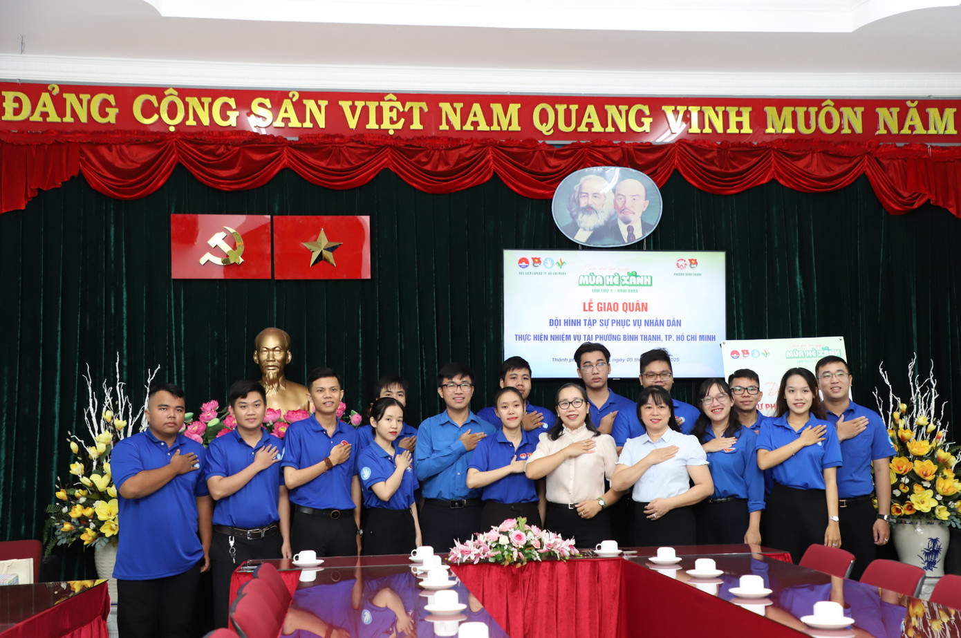 Đội hình gồm 10 bạn trẻ tham gia hỗ trợ xử lý công việc tại Trung tâm Phục vụ Hành chính công phường Bình Thạnh những ngày tới. Ảnh: Ngô Tùng