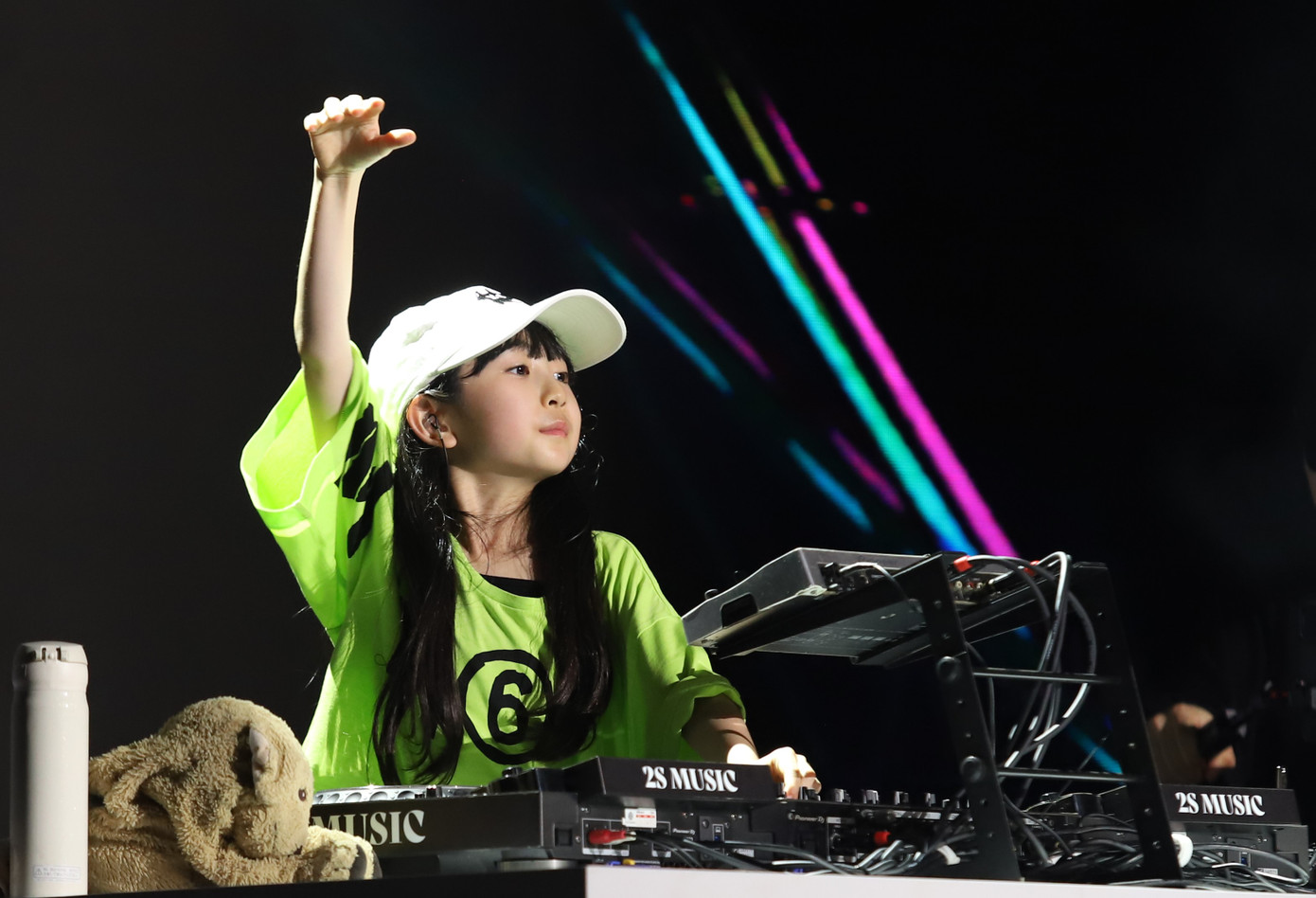 Rinoka mang đến những bản nhạc sôi động làm hàng nghìn khán giả bên dưới thích thú và lắc lư theo điệu nhạc sôi động.