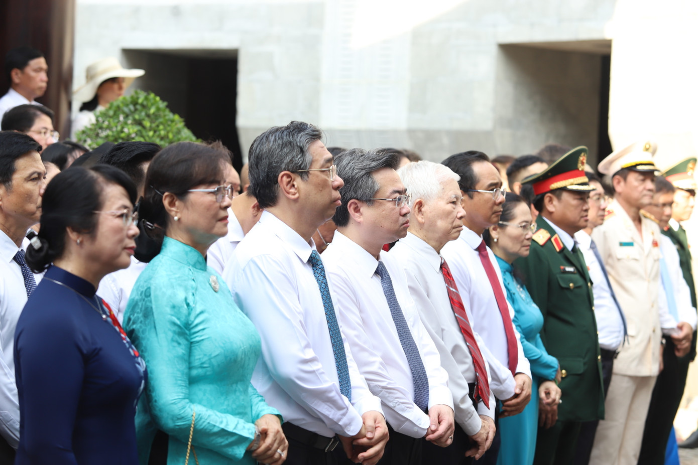 Các vị lãnh đạo thành kính tưởng nhớ Quốc tổ Hùng Vương. Các vị lãnh đạo thành kính tưởng nhớ Quốc tổ Hùng Vương.