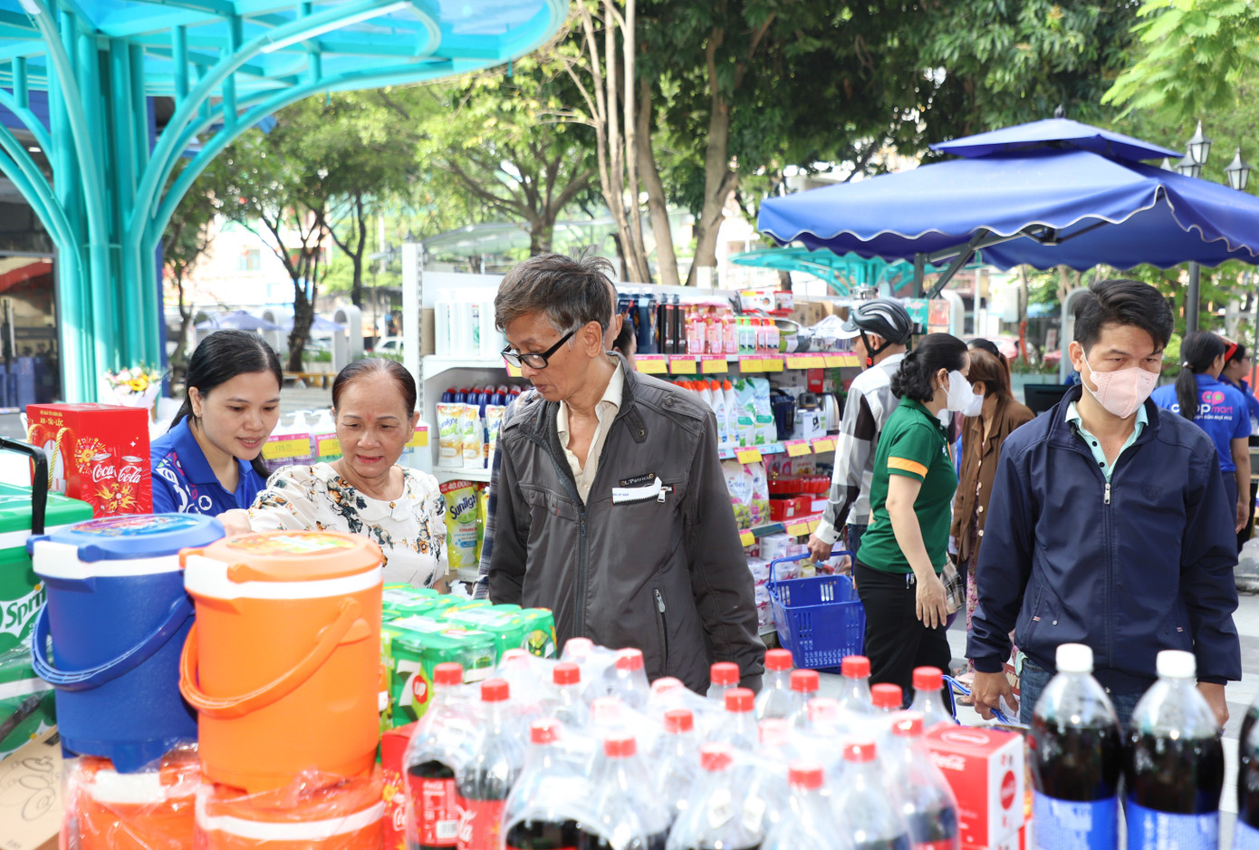 Bà con nhân dân mua sắm Tết tại phiên chợ bình ổn giá sau chương trình. Ảnh: Ngô Tùng Bà con nhân dân mua sắm Tết tại phiên chợ bình ổn giá sau chương trình. Ảnh: Ngô Tùng