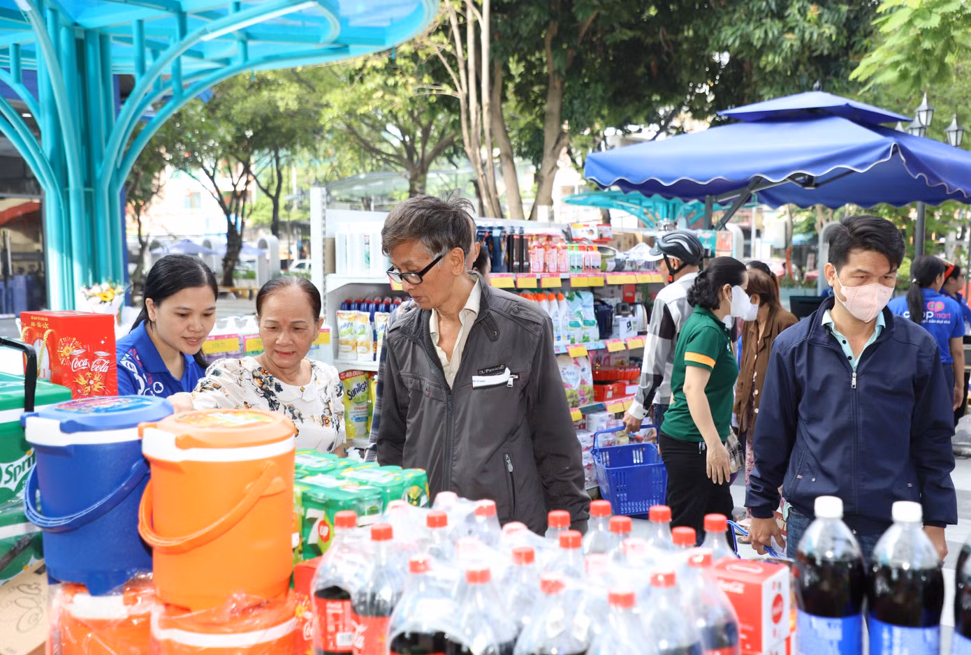 Bà con nhân dân mua sắm Tết tại phiên chợ bình ổn giá sau chương trình. Ảnh: Ngô Tùng