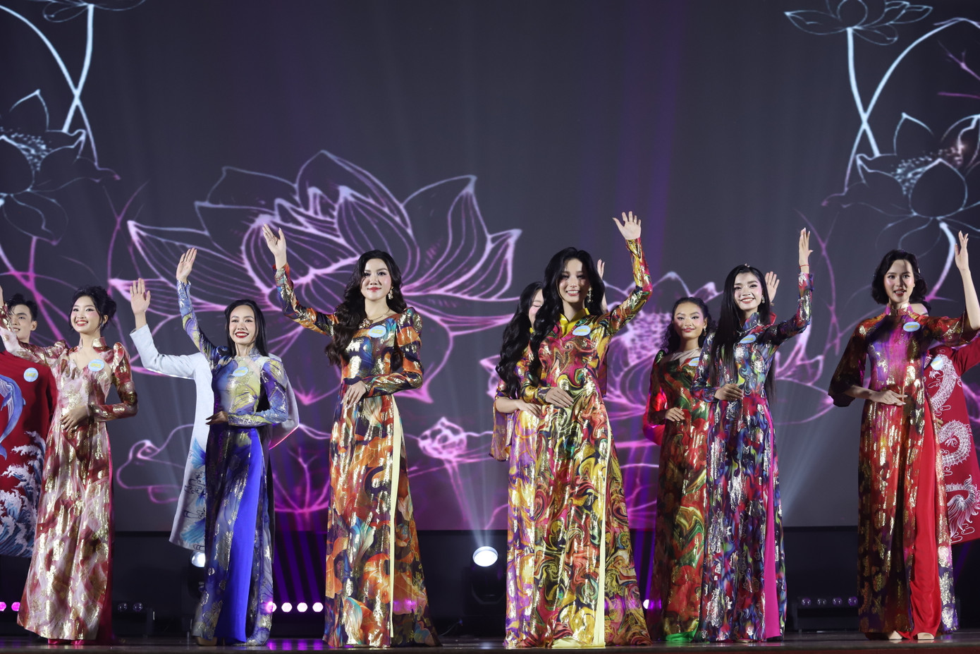 Các nữ sinh cùng thể hiện những kỹ năng trình diễn sân khấu trong đêm Chung kết. Ảnh: Ngô Tùng