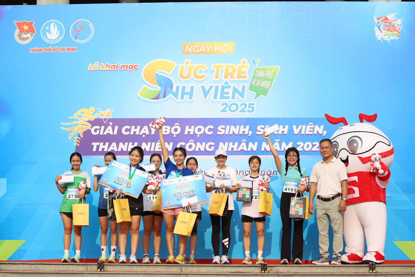 Chung cuộc, bạn Trần Thị Út Vân – sinh viên Trường Cao đẳng Công Thương TPHCM – về Nhất và giành giải thưởng cao nhất hạng mục dành cho nữ. Trong khi đó, Châu Hoàng Ngân – sinh viên Trường Đại học Thể dục thể thao TPHCM – giành chiến thắng trên đường chạy dành cho nam.