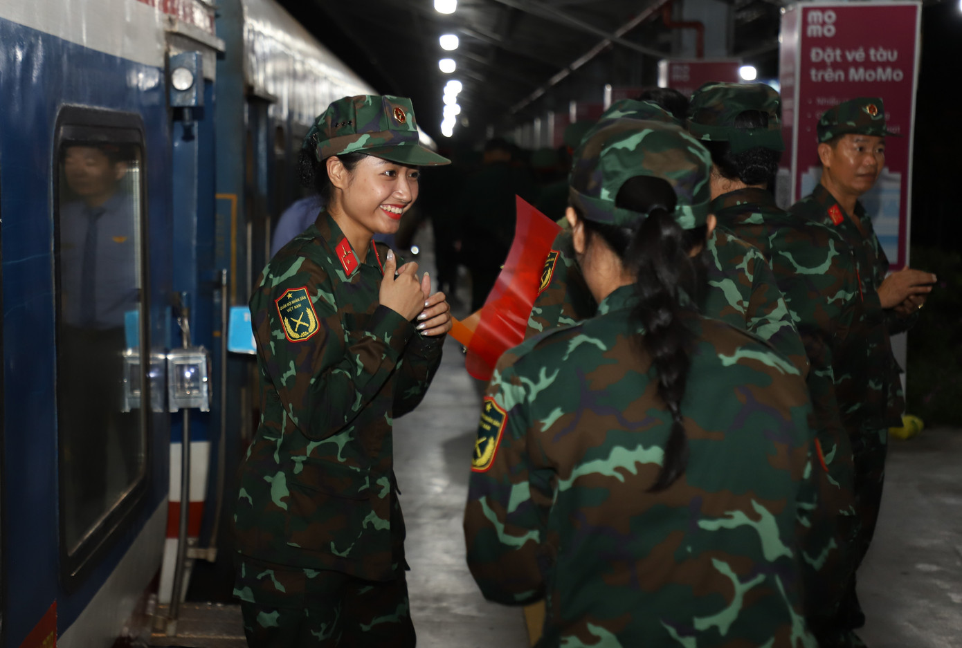 Các nữ quân nhân chào hỏi, chụp ảnh kỷ niệm trước giờ hành quân trên chuyến tàu ra Bắc.