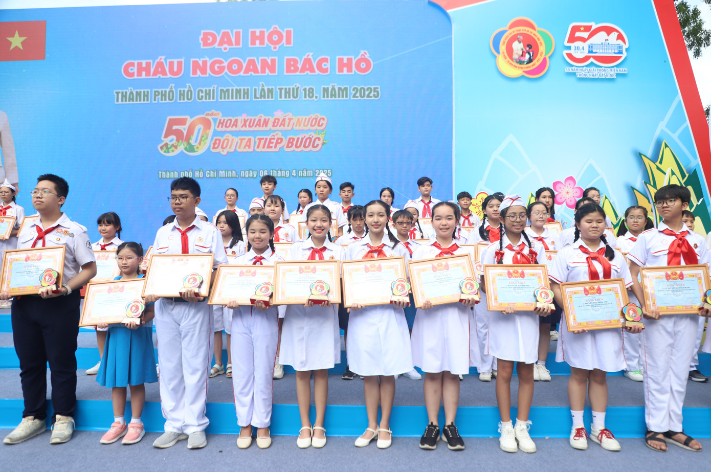 500 bạn nhỏ được tuyên dương tại đại hội là các nhân tố tiêu biểu trên các lĩnh vực học tập, rèn luyện, công tác xã hội. 500 bạn nhỏ được tuyên dương tại đại hội là các nhân tố tiêu biểu trên các lĩnh vực học tập, rèn luyện, công tác xã hội.