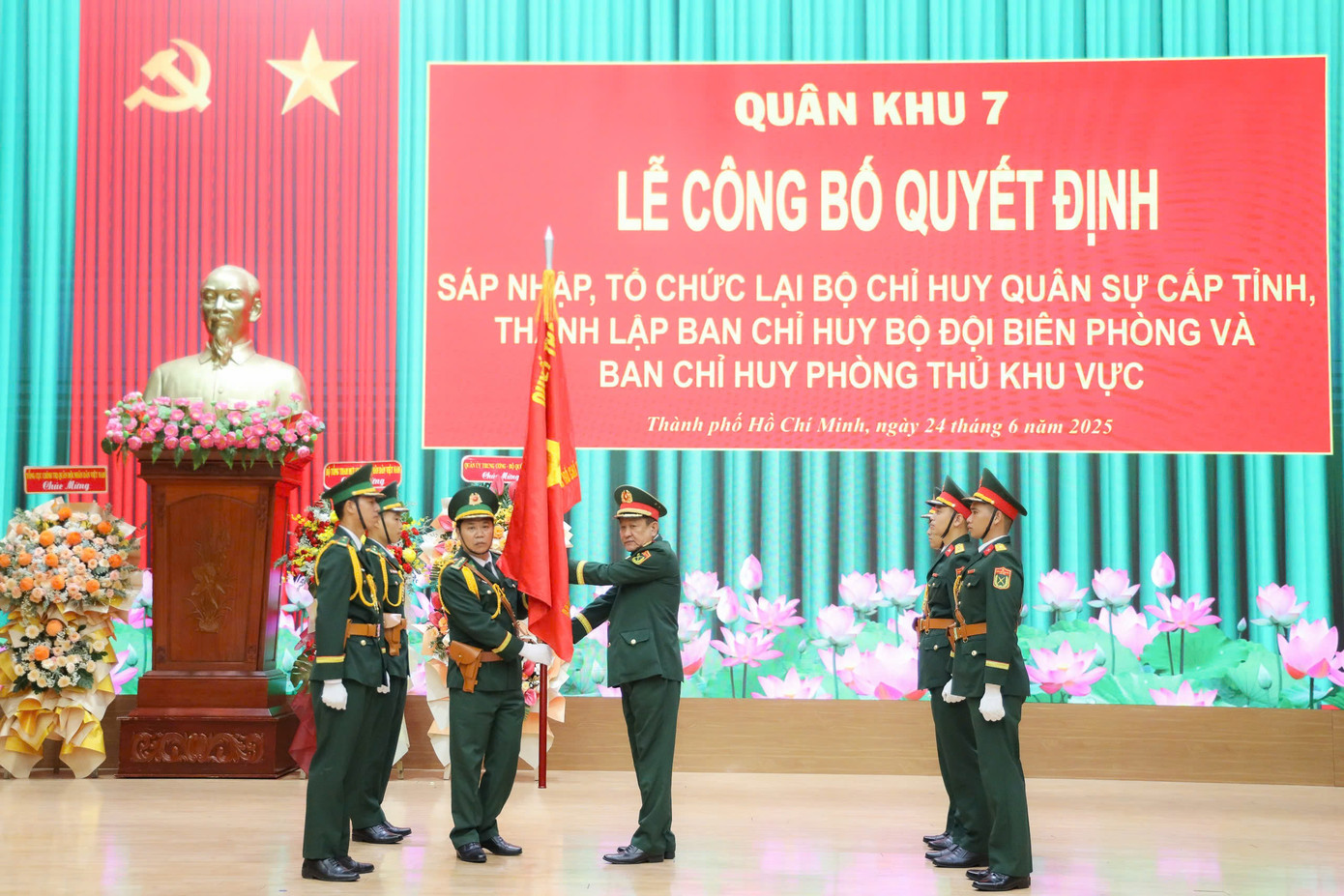 Thượng tướng Võ Minh Lương, Thứ trưởng Bộ Quốc phòng trao Quân kỳ Quyết thắng cho các Ban Chỉ huy Bộ đội Biên phòng. Ảnh: Lê Trầm Thượng tướng Võ Minh Lương, Thứ trưởng Bộ Quốc phòng trao Quân kỳ Quyết thắng cho các Ban Chỉ huy Bộ đội Biên phòng. Ảnh: Lê Trầm