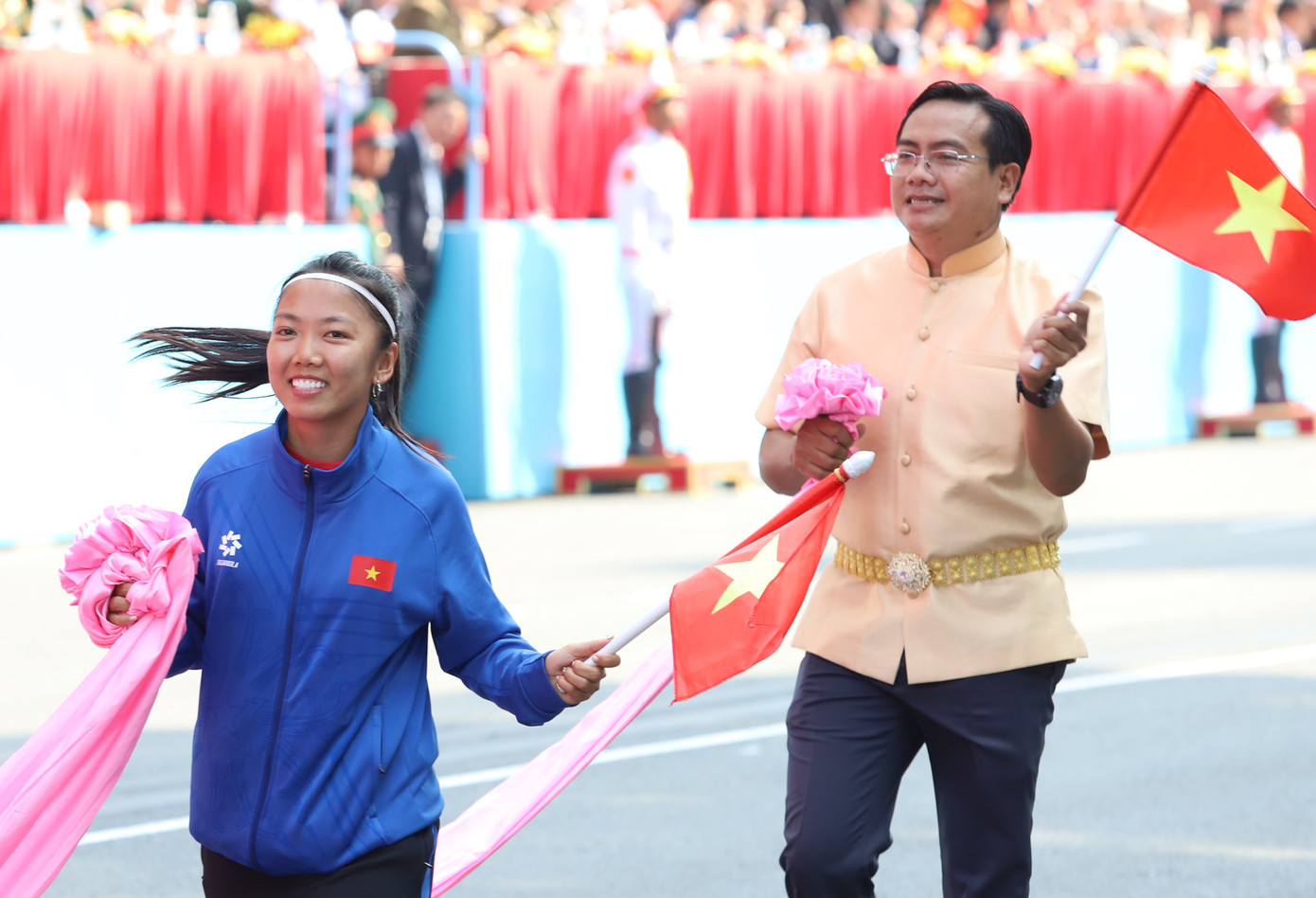 Nữ tuyển thủ Huỳnh Như tham gia diễu hành cùng khối Mặt trận Tổ quốc Việt Nam.